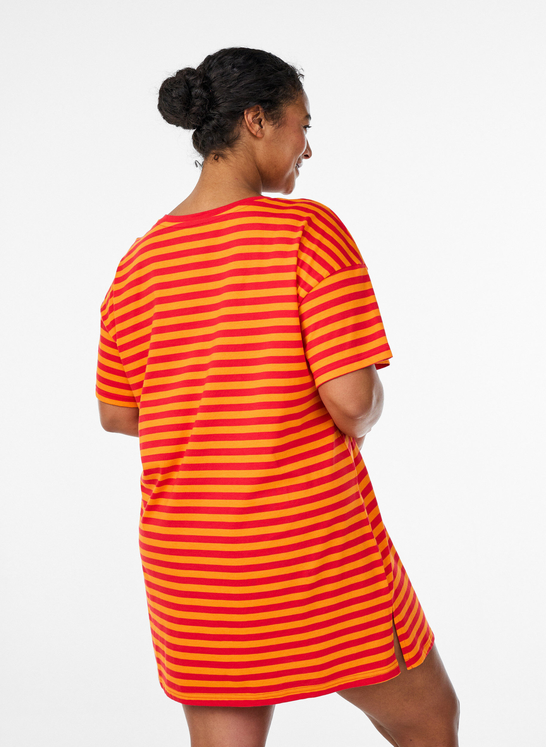 Zizzi Lang stripet natt-T-skjorte, R&oslash;d, Model image number 2