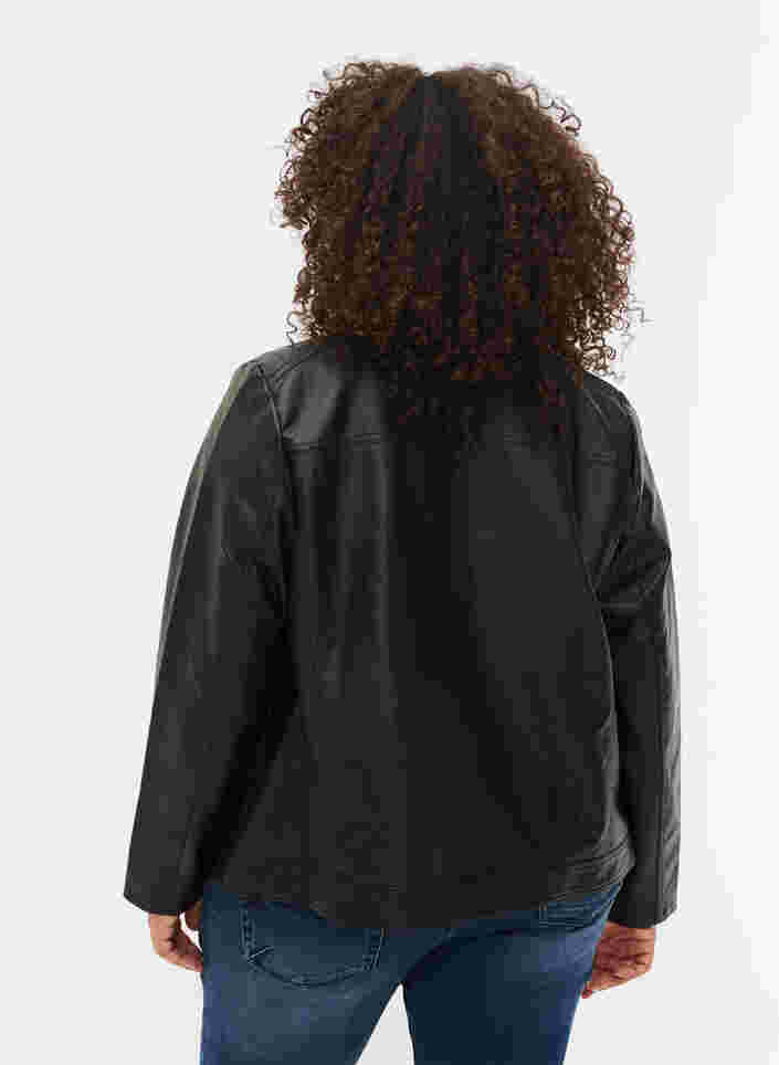 Jakke i imitert skinn med lommer, Black, Model