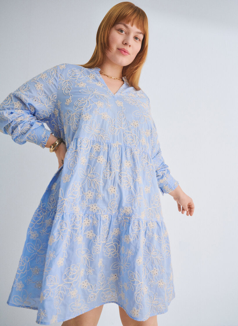 Kjole med broderte blomster og lange ermer, Della Robbia Blue, Image