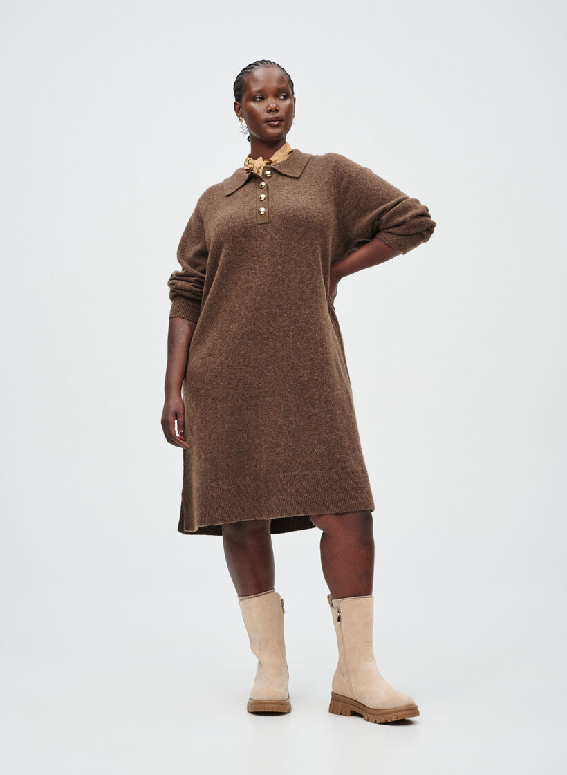 Strikket kjole med gullknapper, , Model