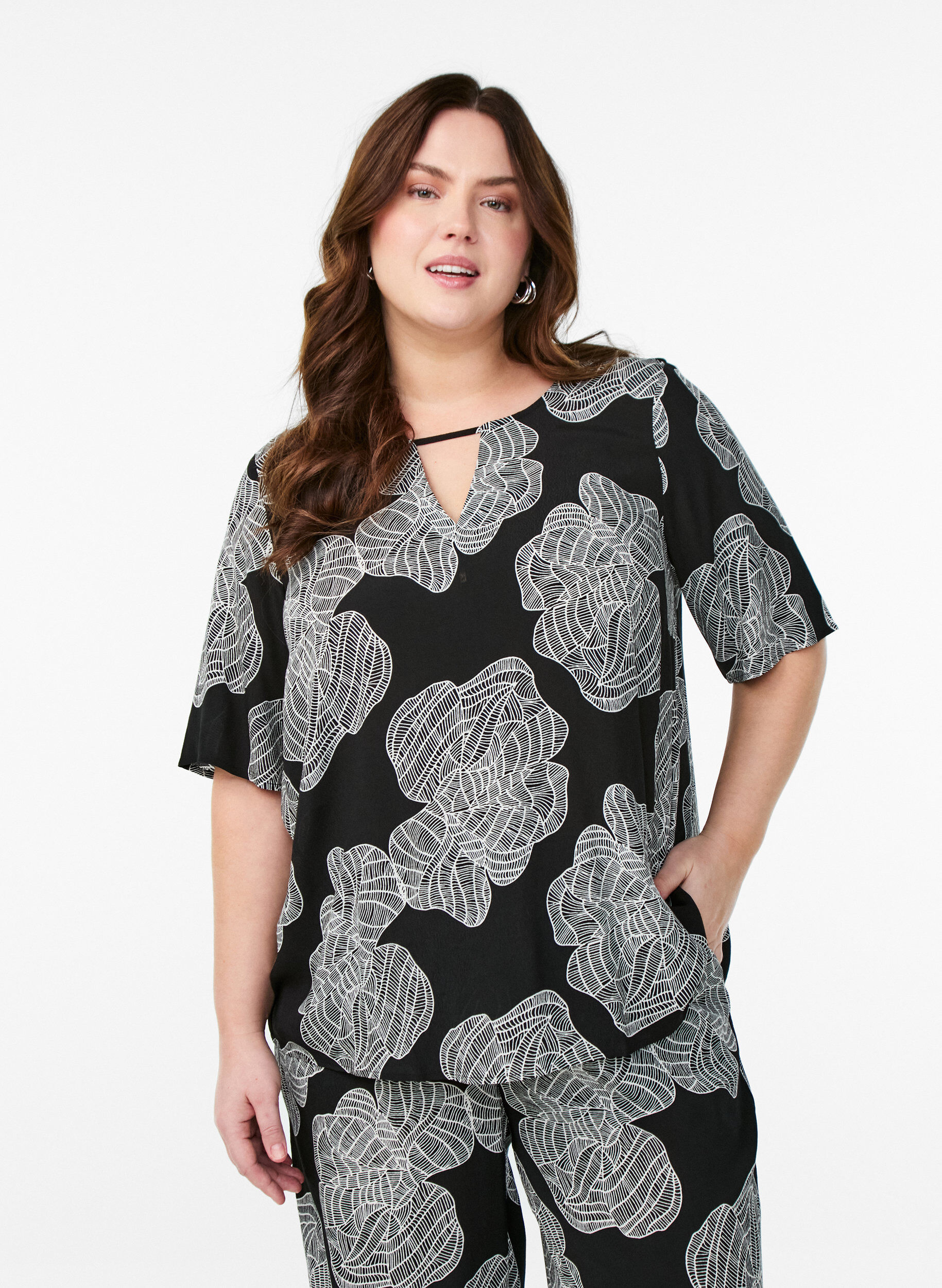 Zizzi Short sleeve Viscose Bluse med utskrift, Svart, Model image number 0