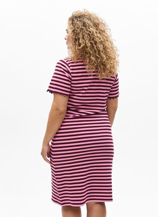 Zizzi Knelang T-skjortekjole i ribbet jersey, Mørk Bordeaux, Model image number 2