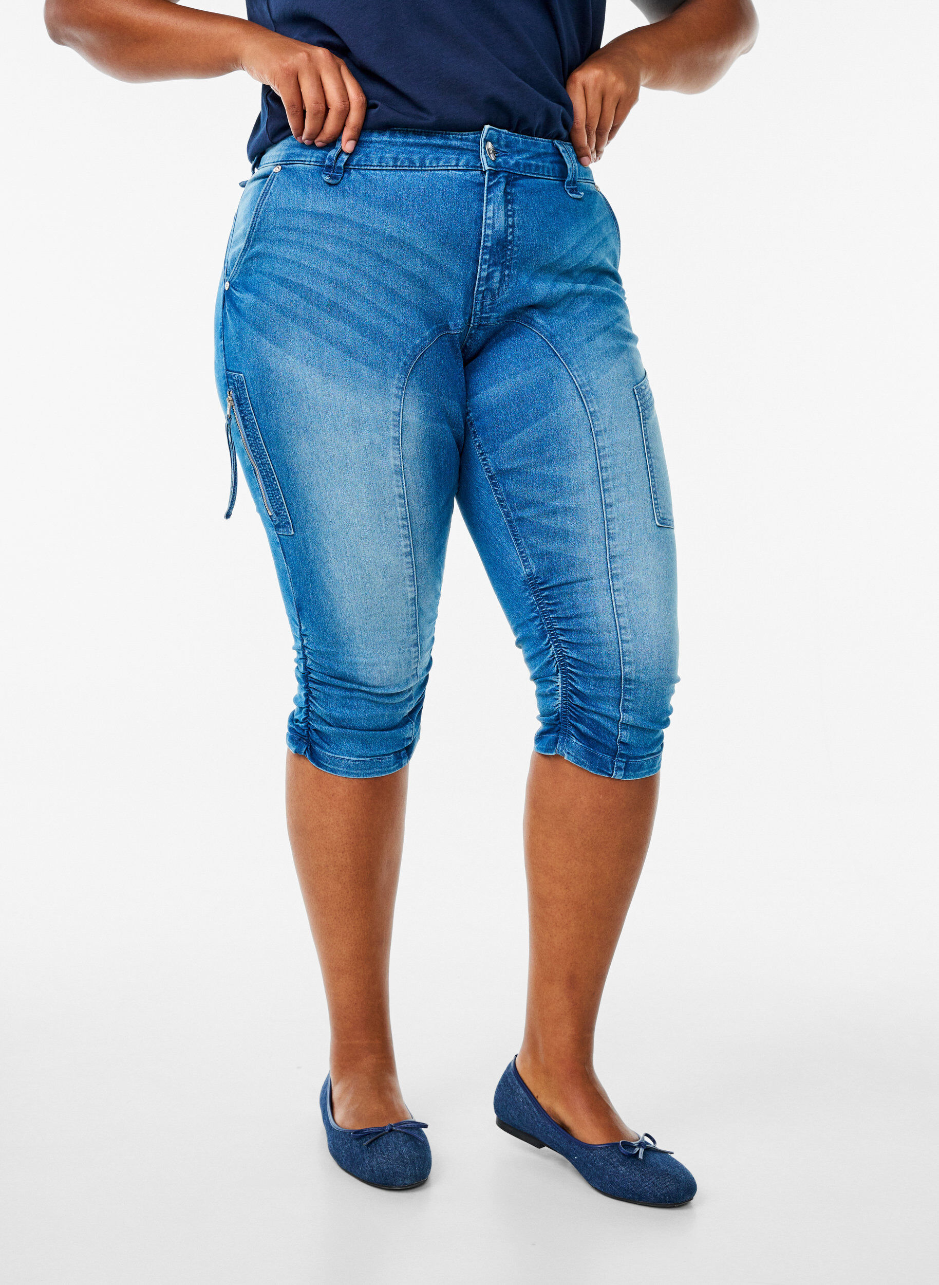 Zizzi Slim-fit capri-jeans med lommer, Bl&aring;, Model image number 2