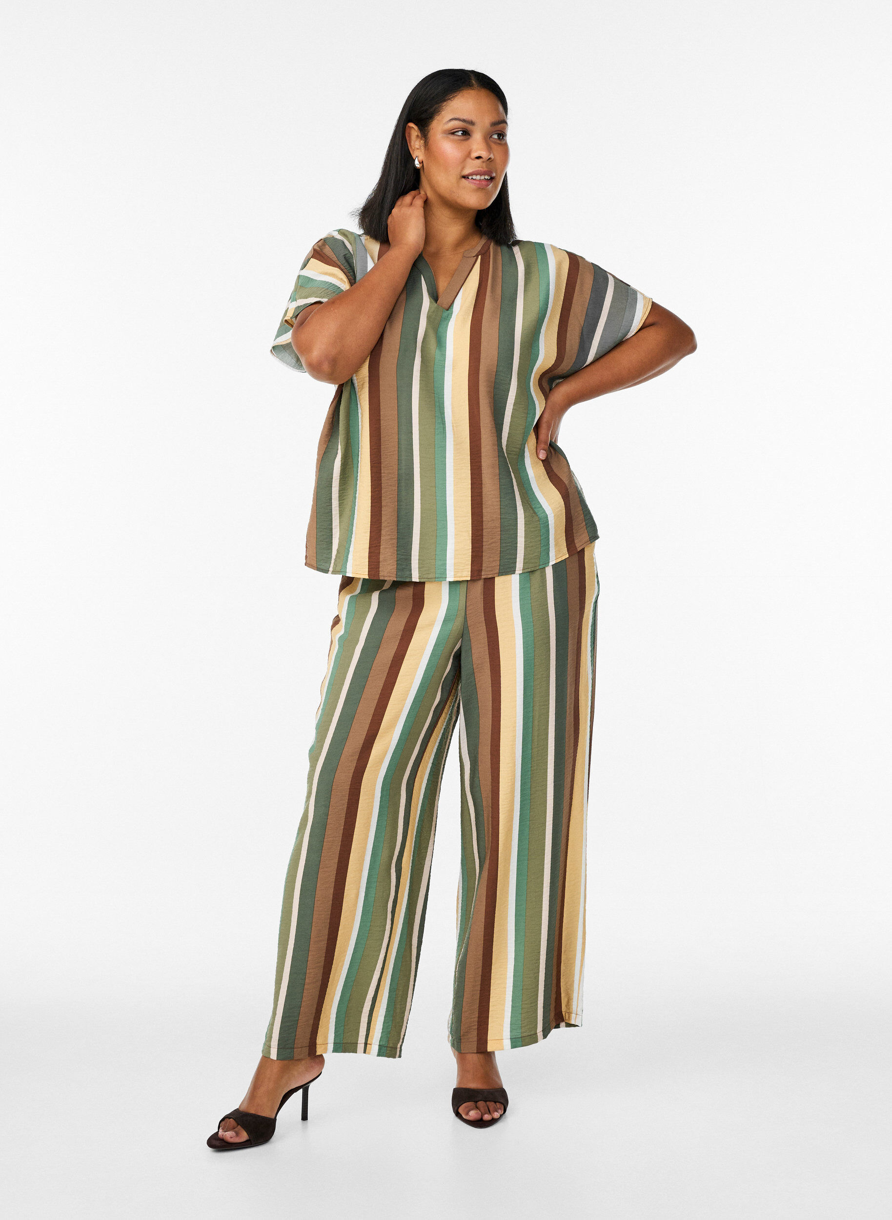 Zizzi Stripete bluse i viskose med korte ermer, Brun, Model image number 1