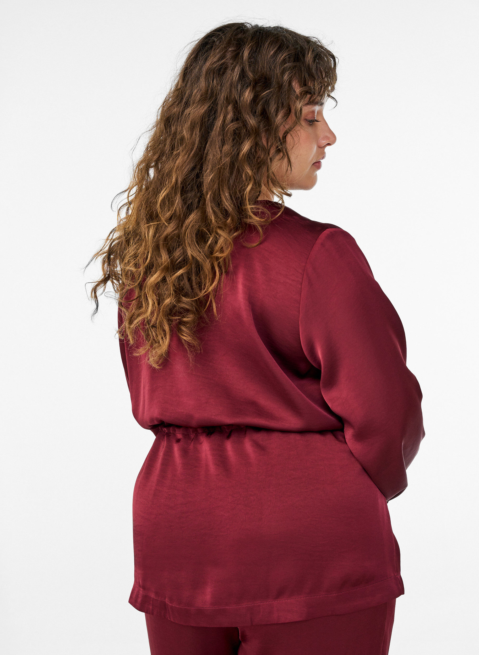 Zizzi Festbluse i satin-look med knapper og justerbar midje, M&oslash;rk Bordeaux, Model image number 2