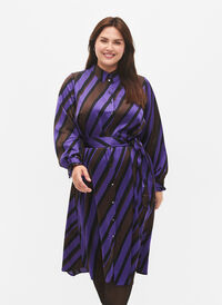 Skjortekjole i sateng med diagonale striper, Stripe AOP, Model