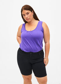 Slim fit Emily shorts med normal midje, Black solid, Model