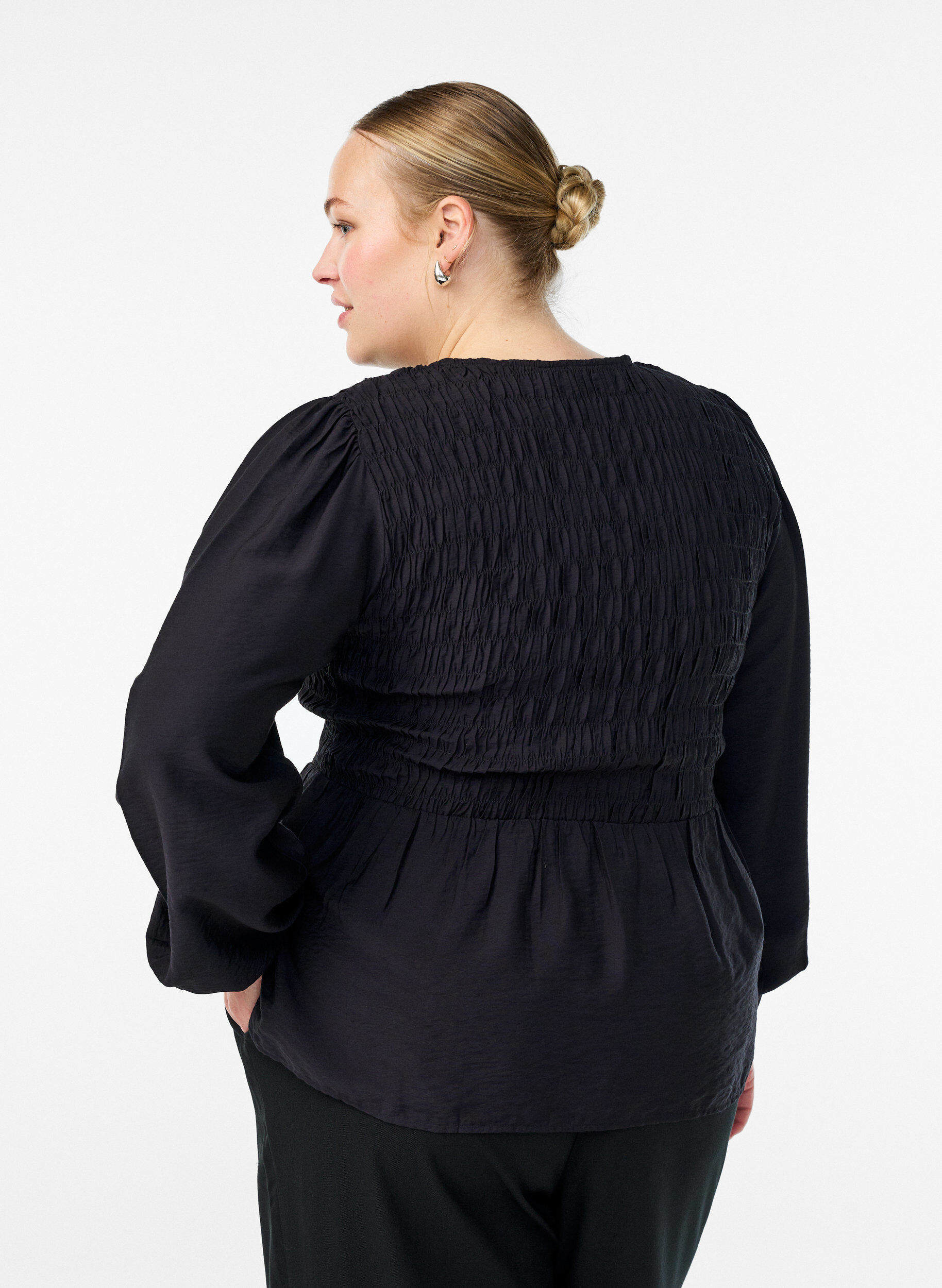 ZizziBluse med smokk og lange ermer, Svart, Model image number 2