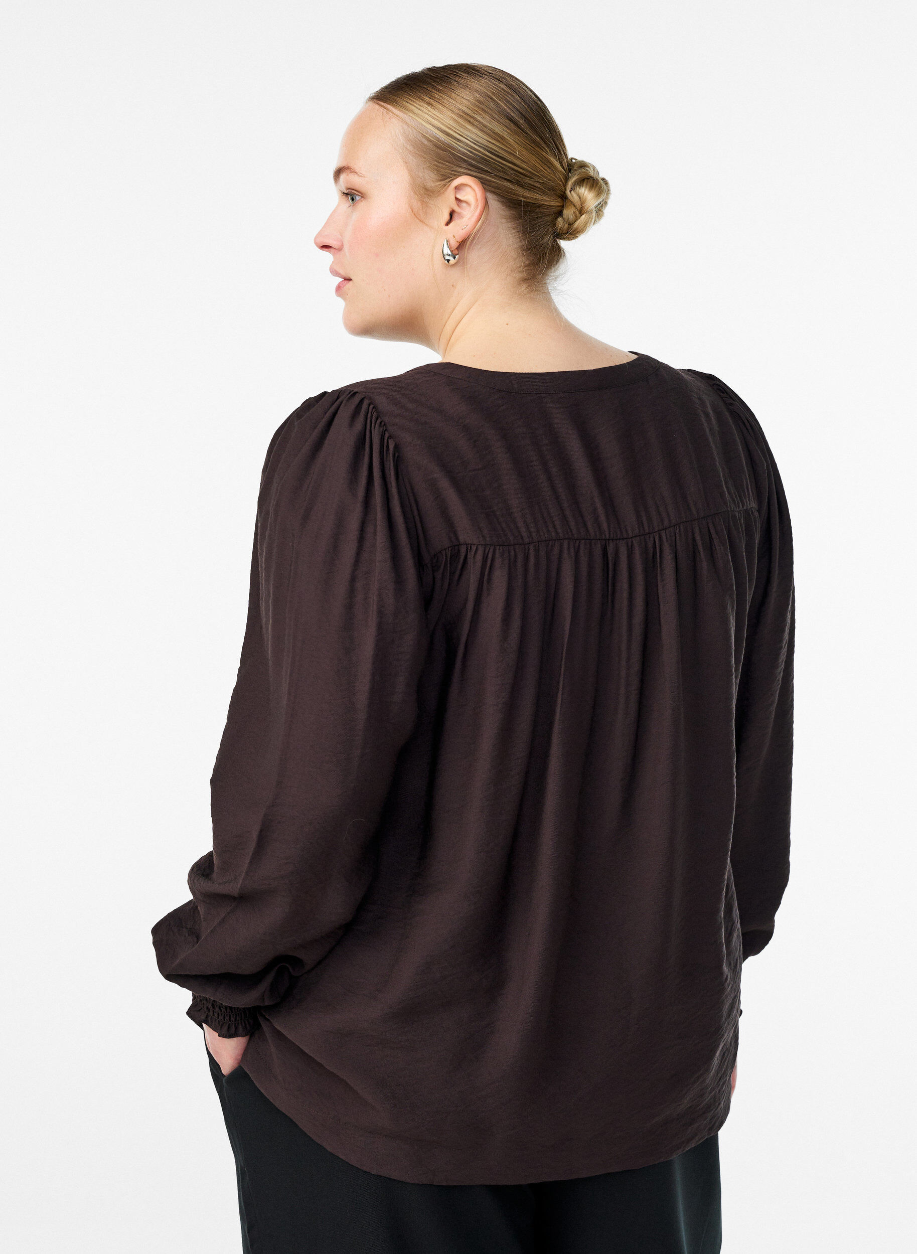 ZizziViskosebluse med smock og rynkede detaljer, Brun, Model image number 2
