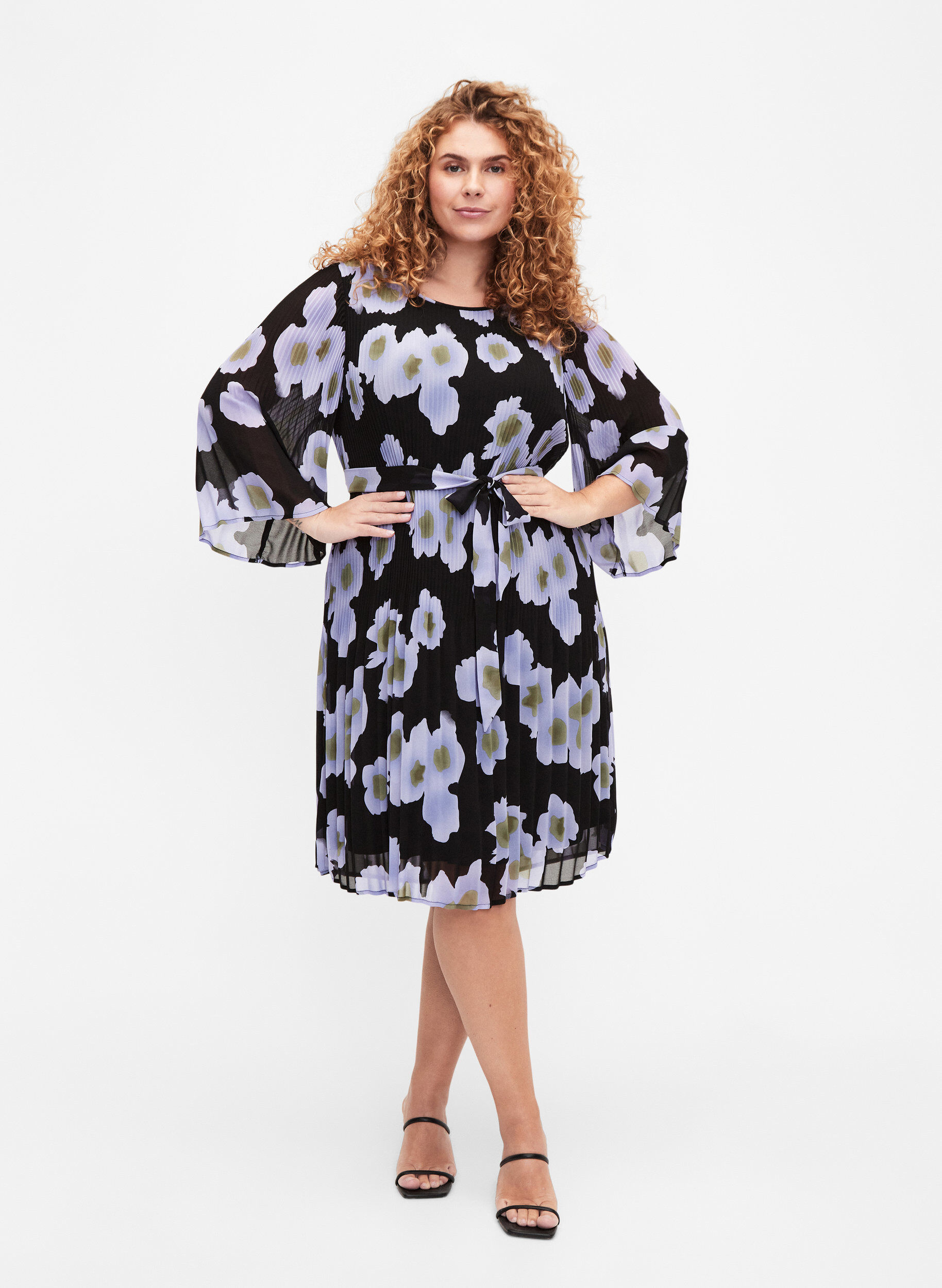 Zizzi Trykt plisseringskjole med knyteb&aring;nd, Black w. Floral, Model image number 2