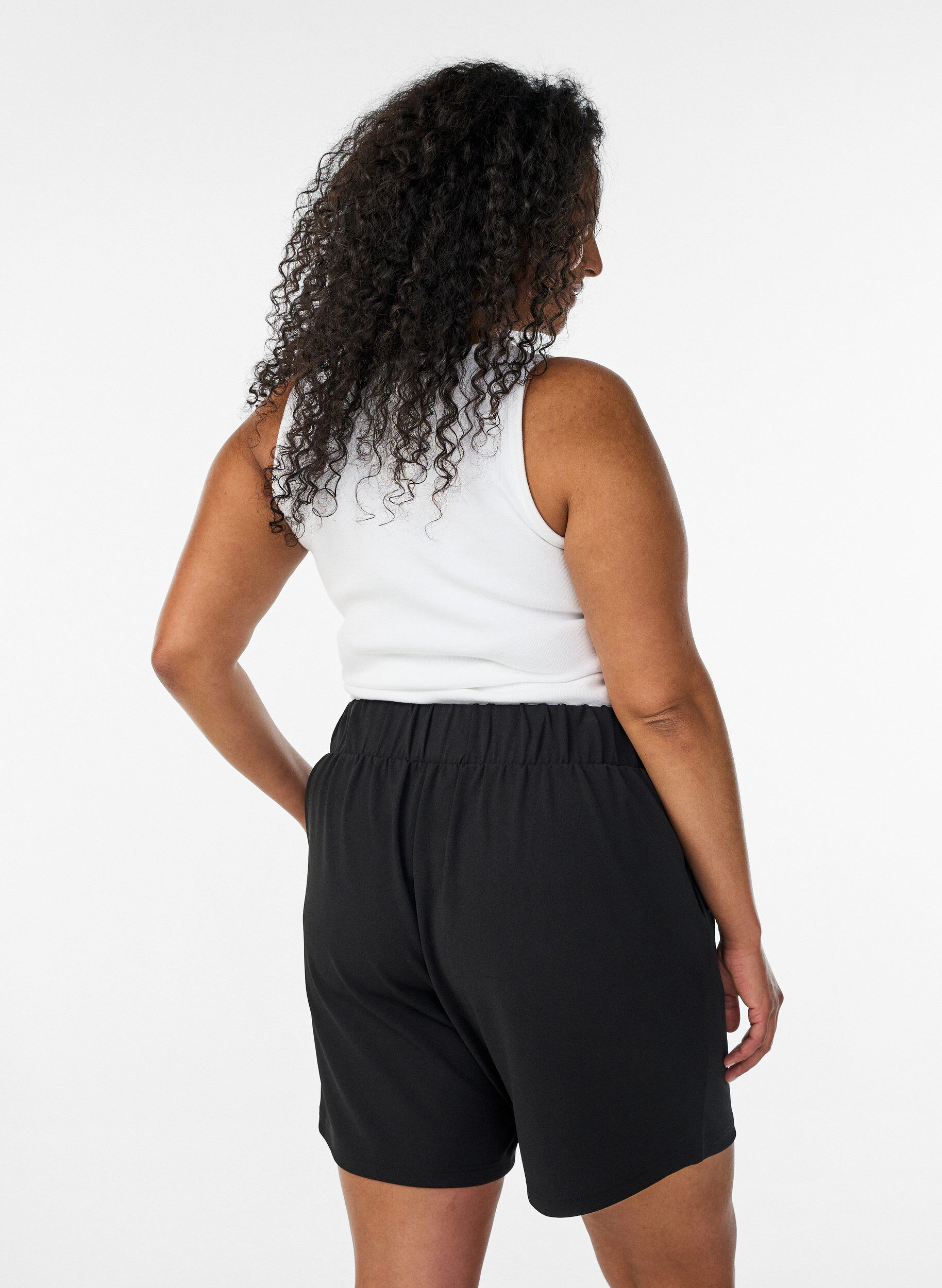 Zizzi Shorts med lommer og l&oslash;s passform, Svart, Model image number 2