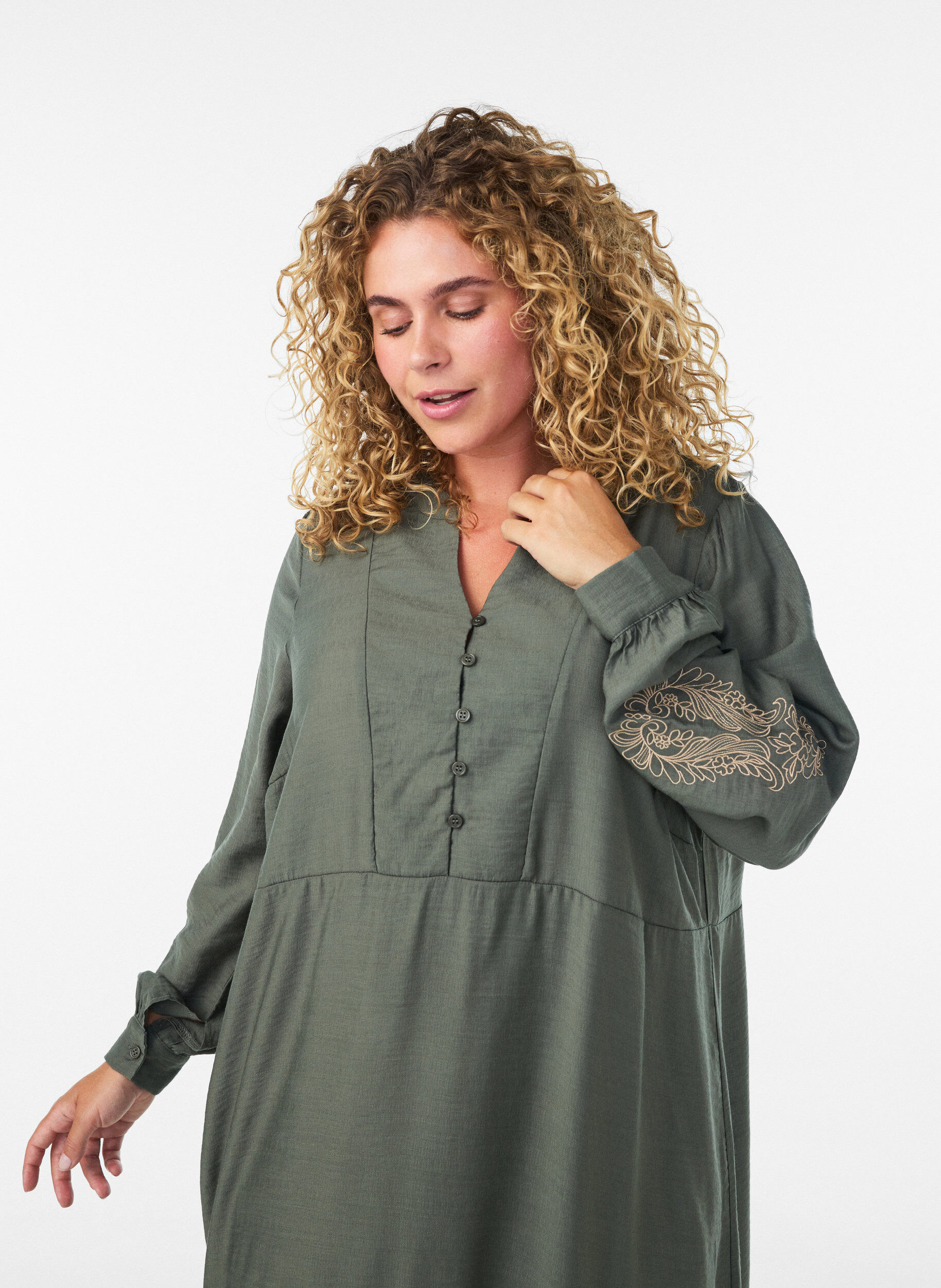ZizziViskosekjole med broderi og lagdelte volanger, Gr&oslash;nn, Model image number 2