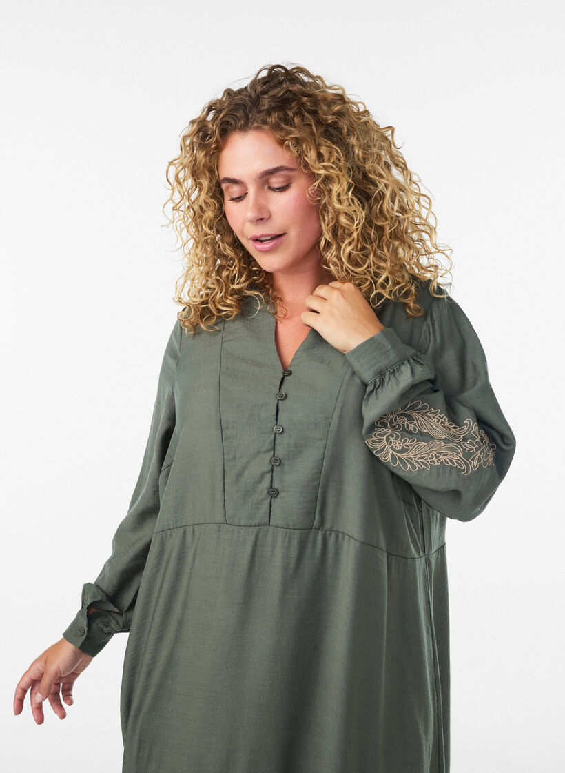 Viskosekjole med broderi og lagdelte volanger, Gr&oslash;nn, Model image number 2