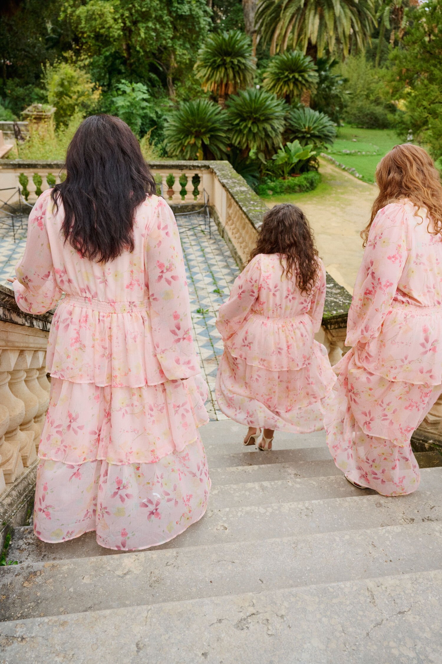 Zizzi Blomstrete kjole i lyse nyanser, , Model