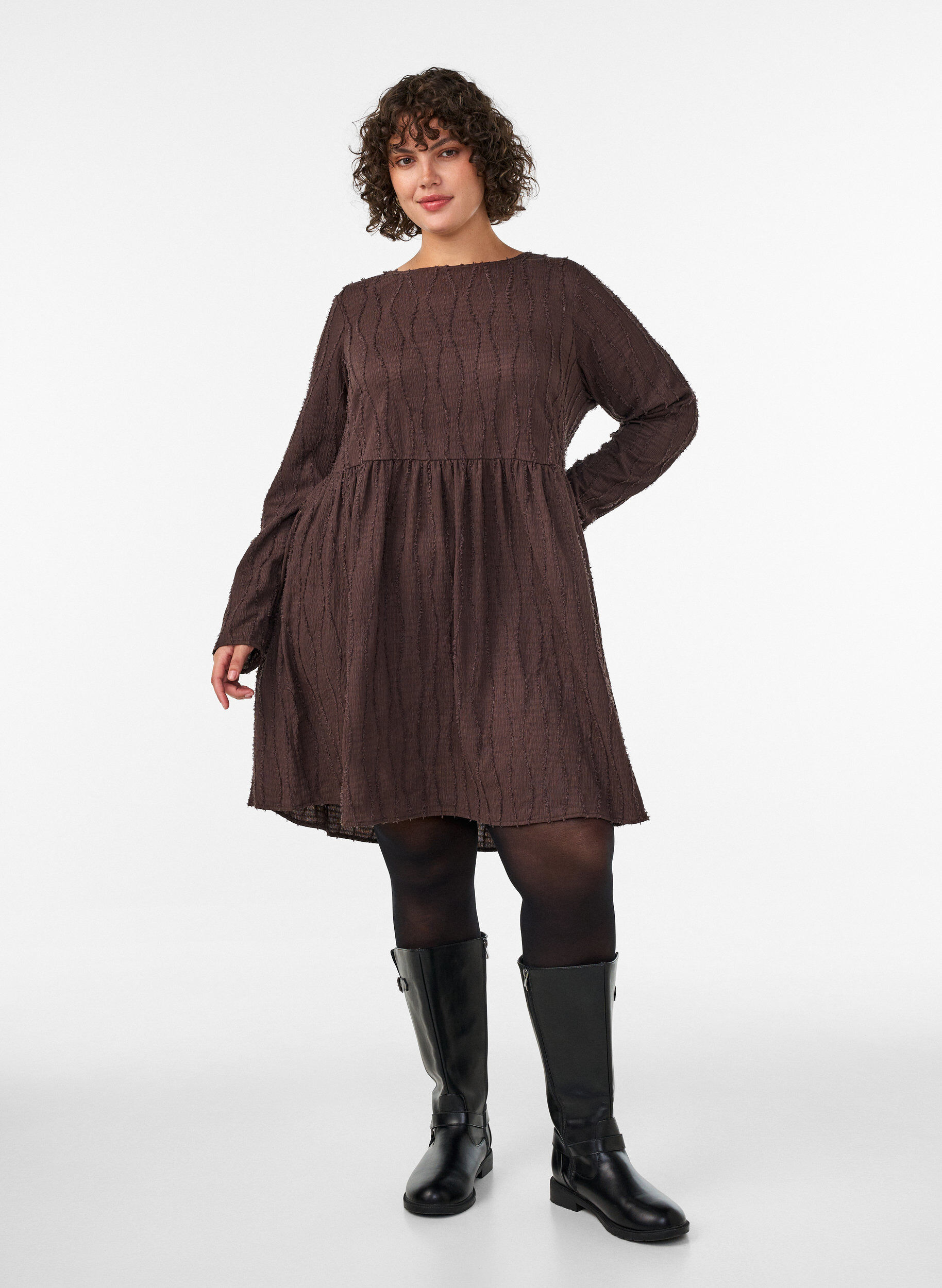 ZizziKort jerseykjole med et b&oslash;lgete teksturm&oslash;nster, Brun, Model image number 1