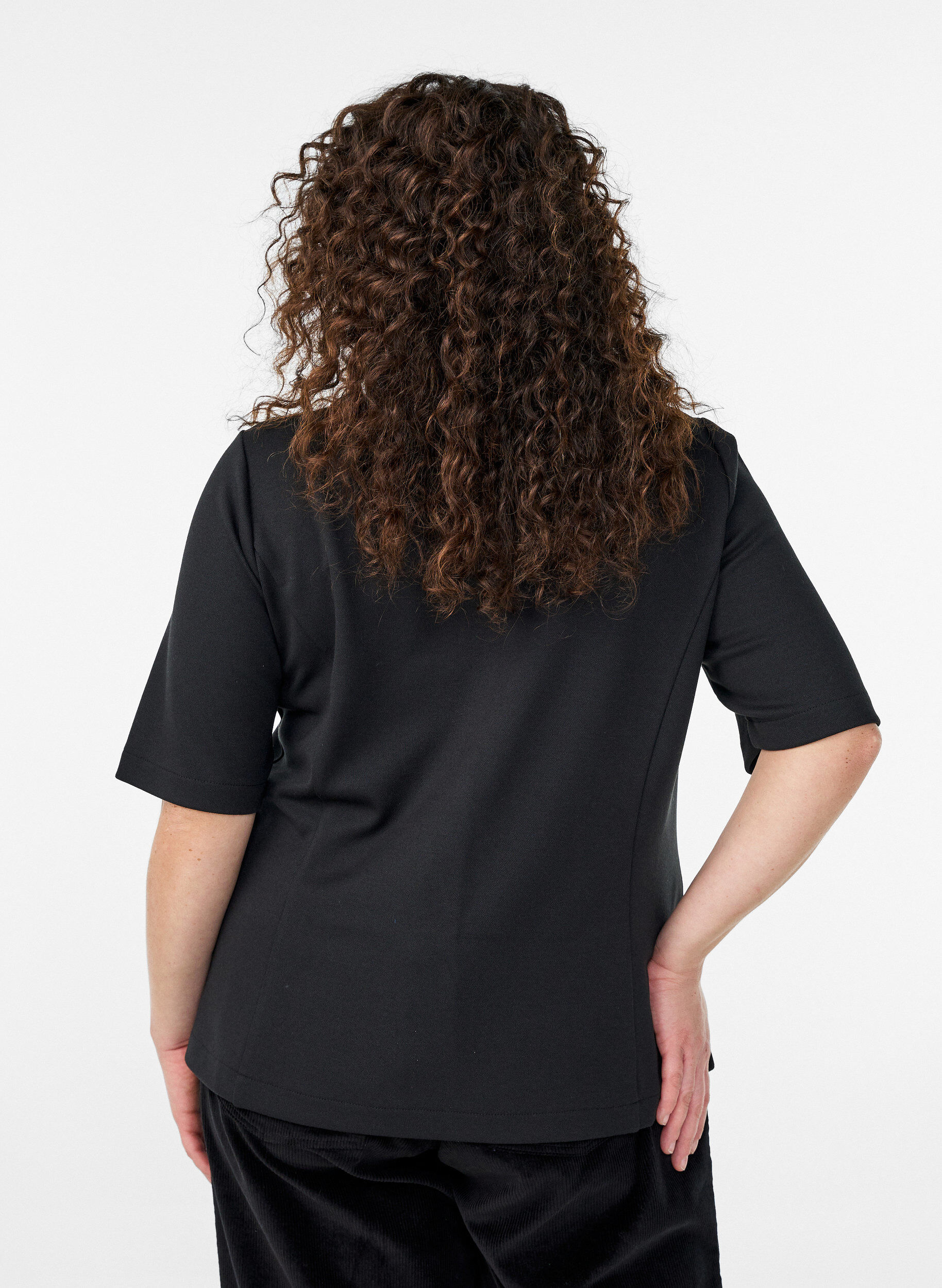 Zizzi Bluse med asymmetrisk omslagseffekt og korte ermer, Svart, Model image number 2