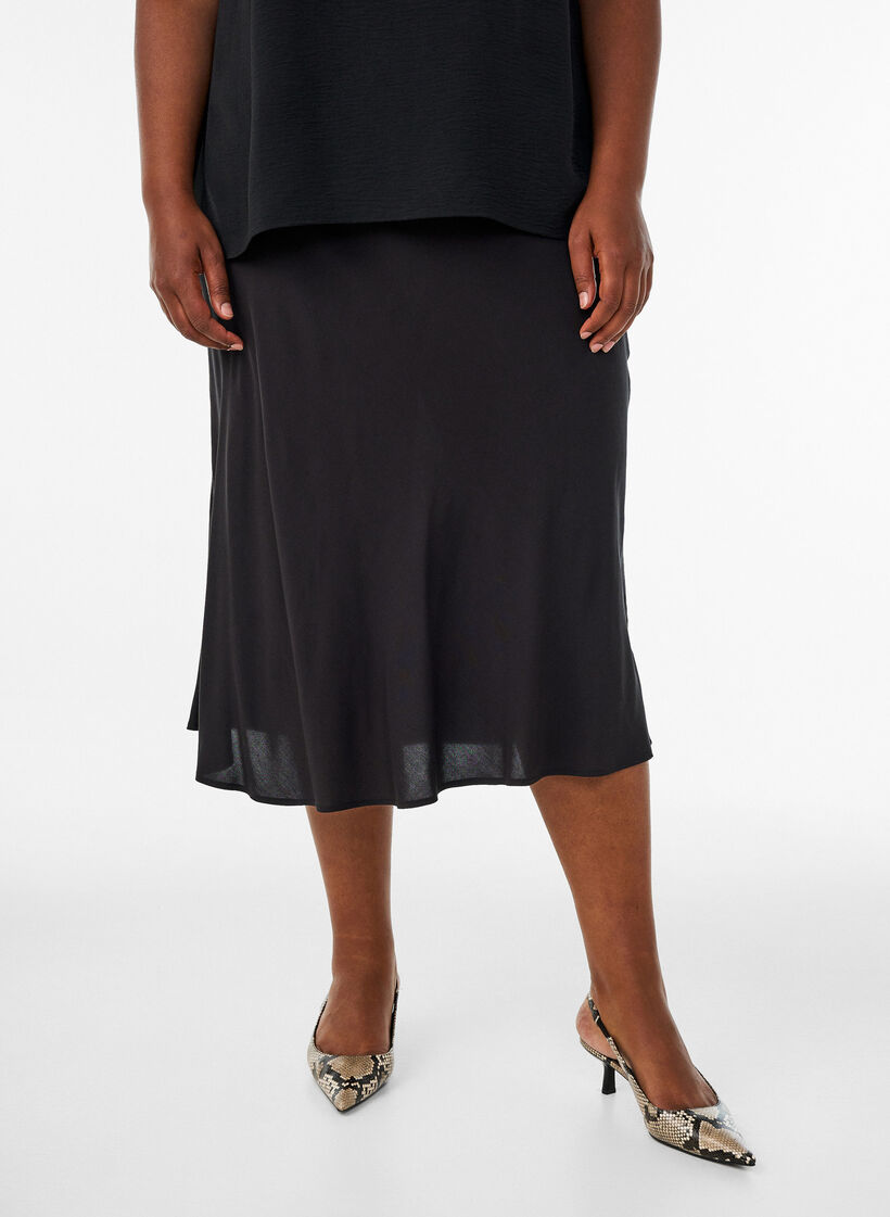 Viskoseskj&oslash;rt med elastisk midje, Svart, Model image number 0