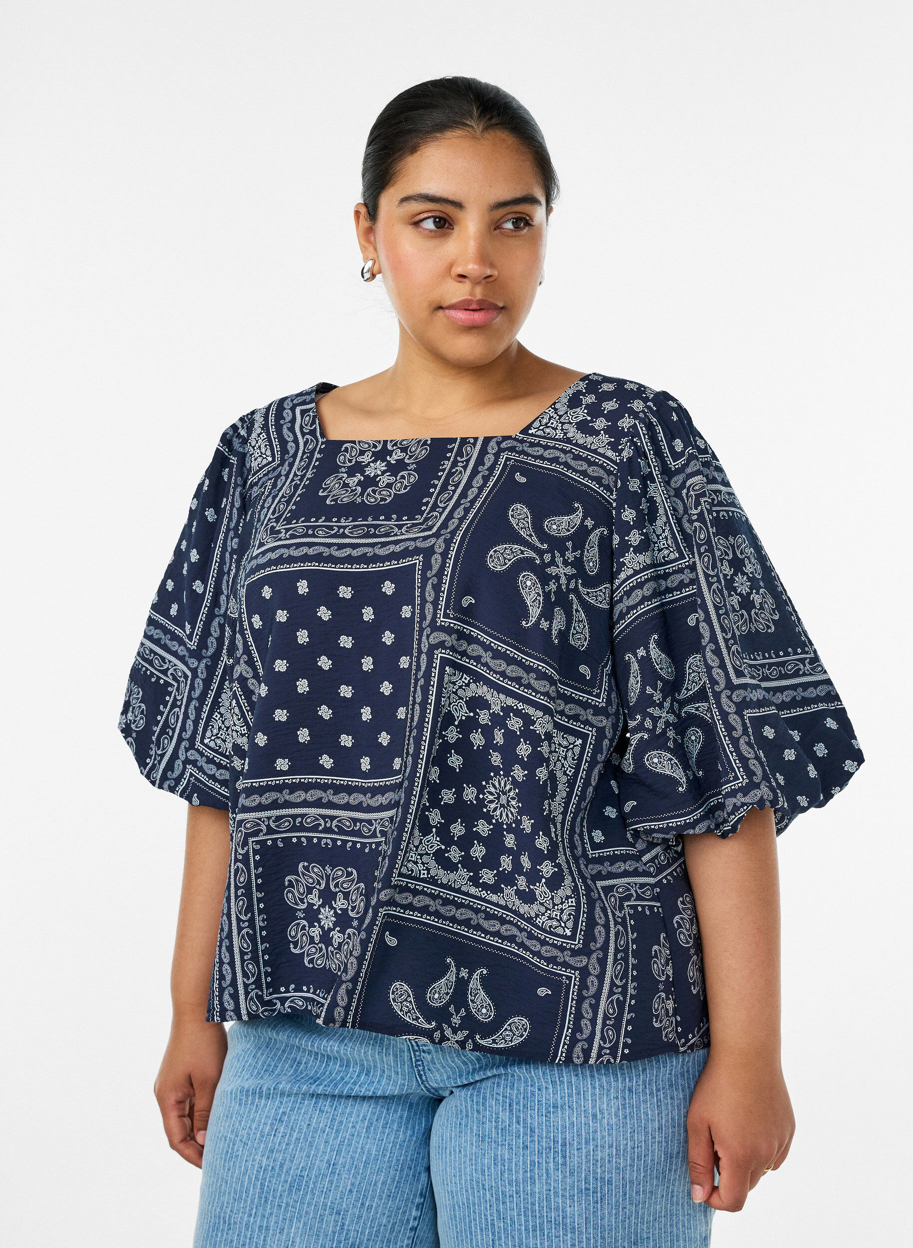 Viskosebluse med paisleym&oslash;nster og ballongermer, Bl&aring;, Model