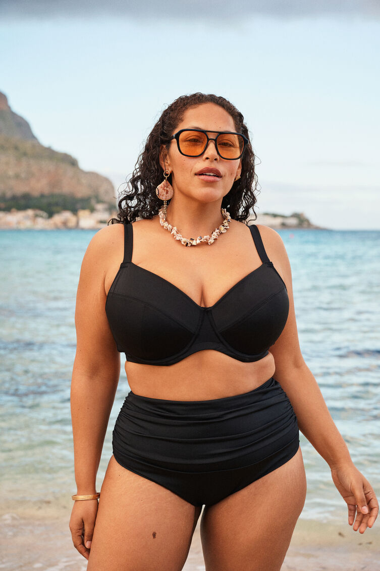 Bikinitopp med h&oslash;y st&oslash;tte, , Model