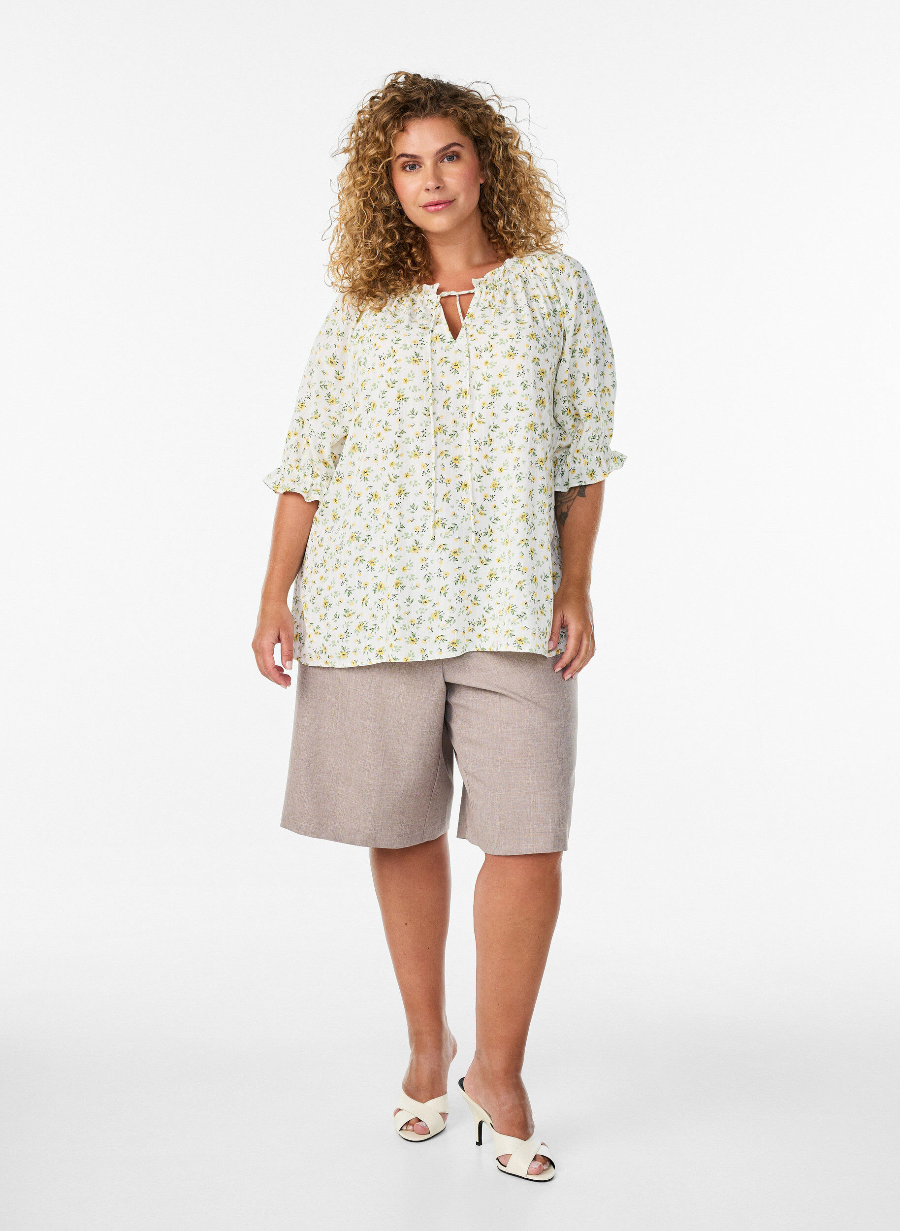 ZizziBlomstret viskosebluse med halvlange ermer, Hvit, Model image number 1