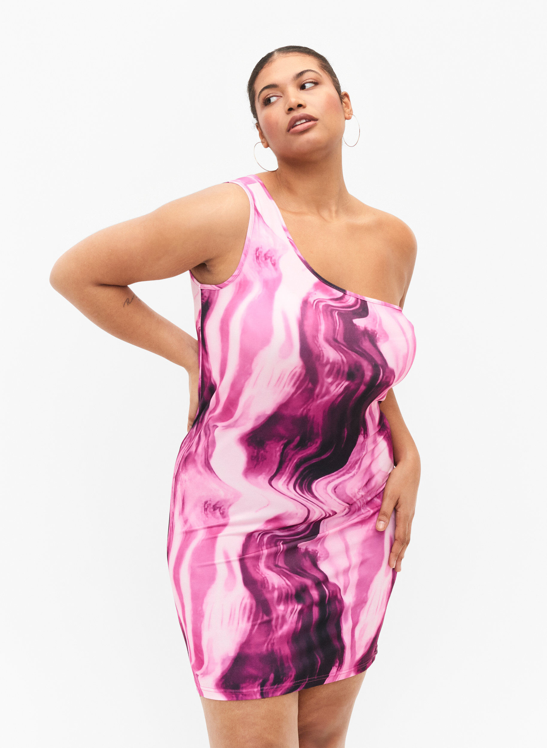 Zizzi Tettsittende one-shoulder kjole med m&oslash;nster, Raspberry Rose AOP, Model image number 0