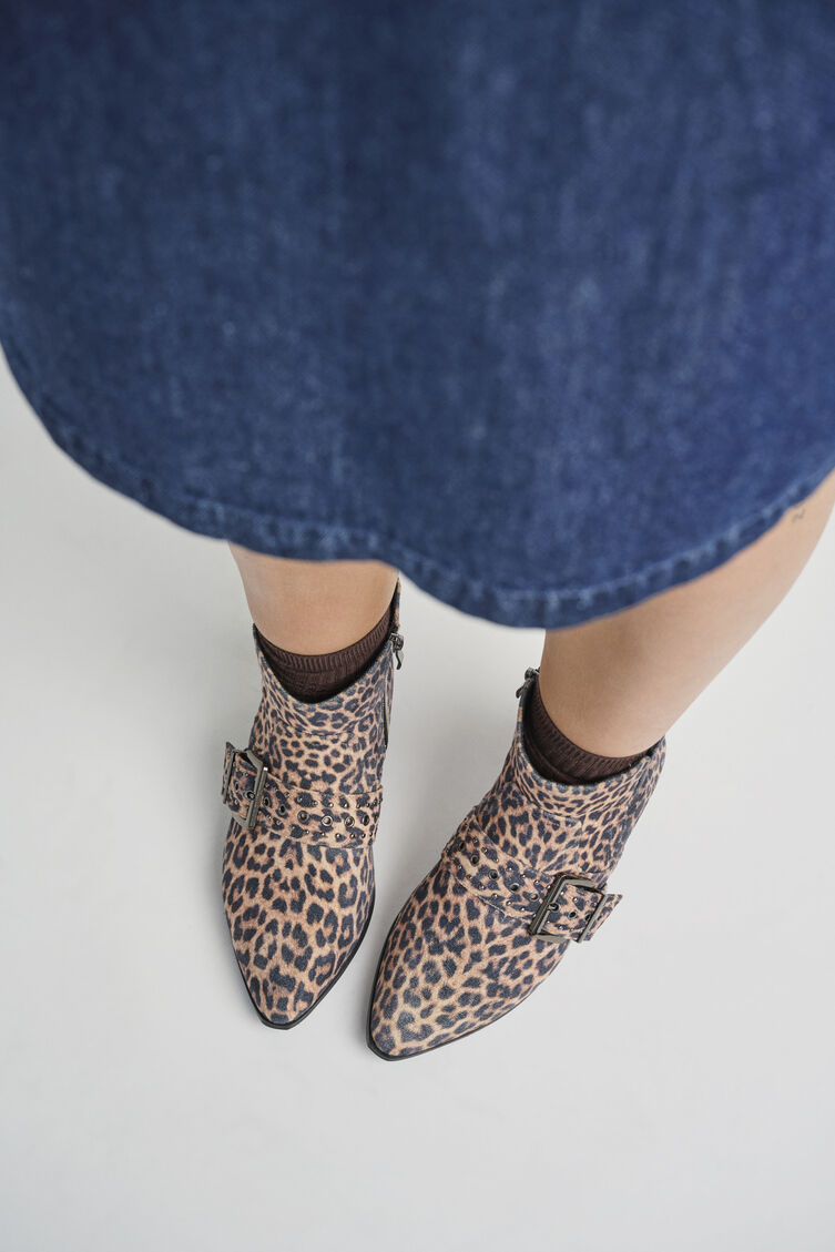 Ankelstøvletter i leopardmønster, , Model