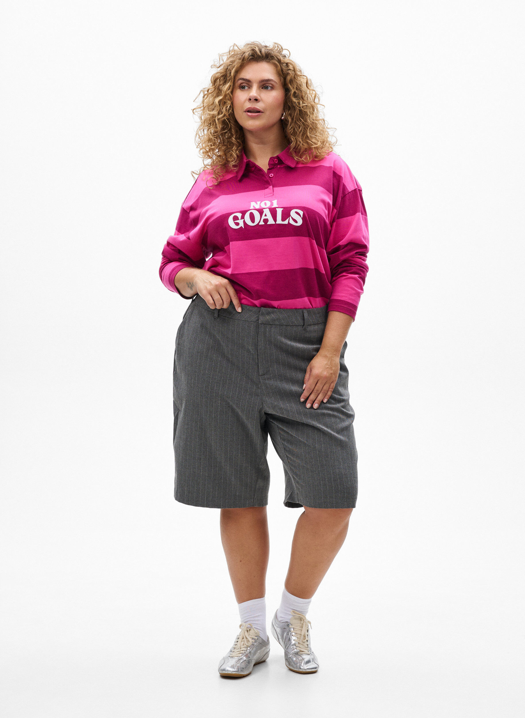 Zizzi Stripete poloskjorte med brodert tekst, Rosa, Model image number 1