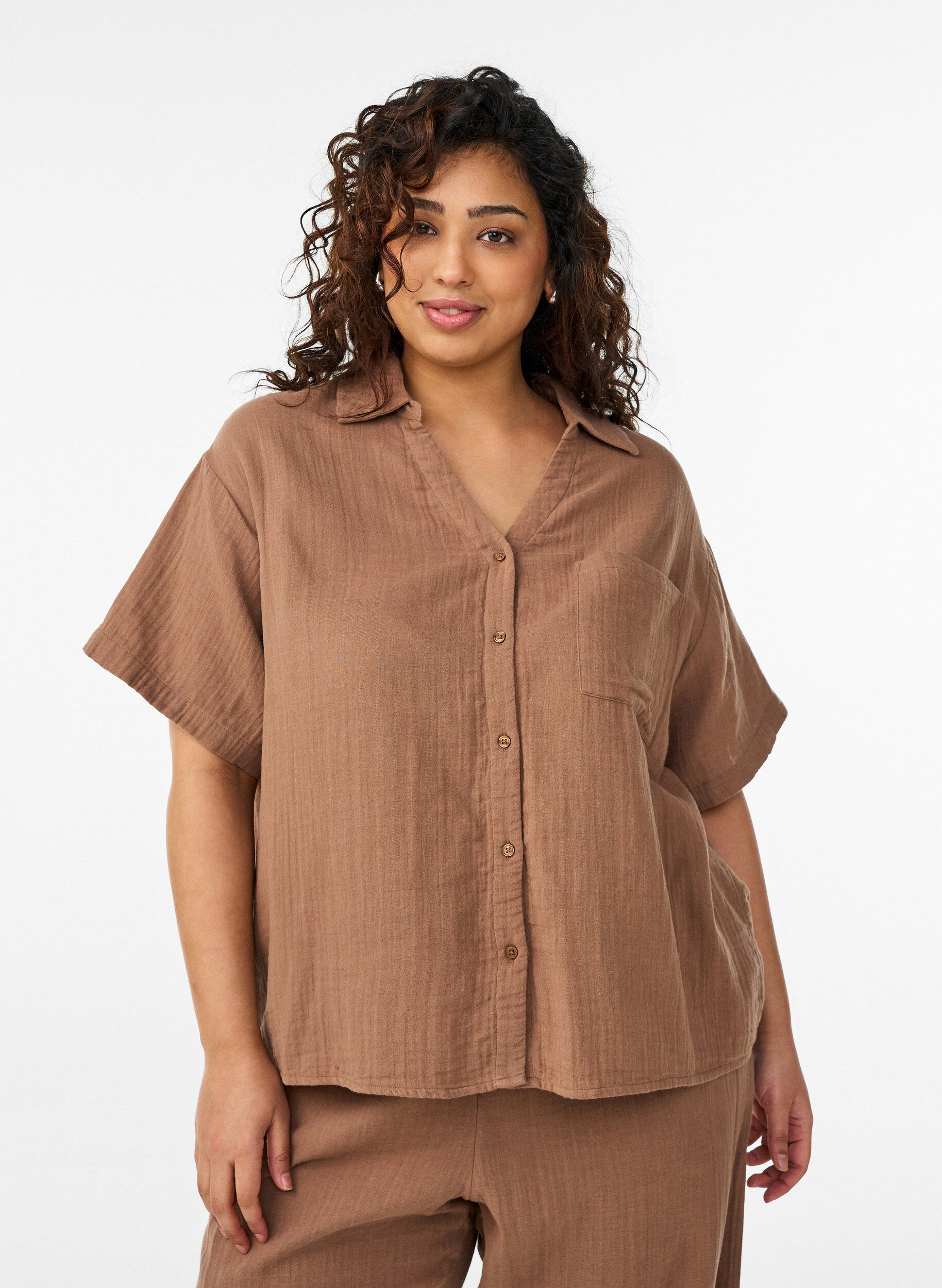 Bluse i bomullsmusselin med korte ermer, Brun, Model