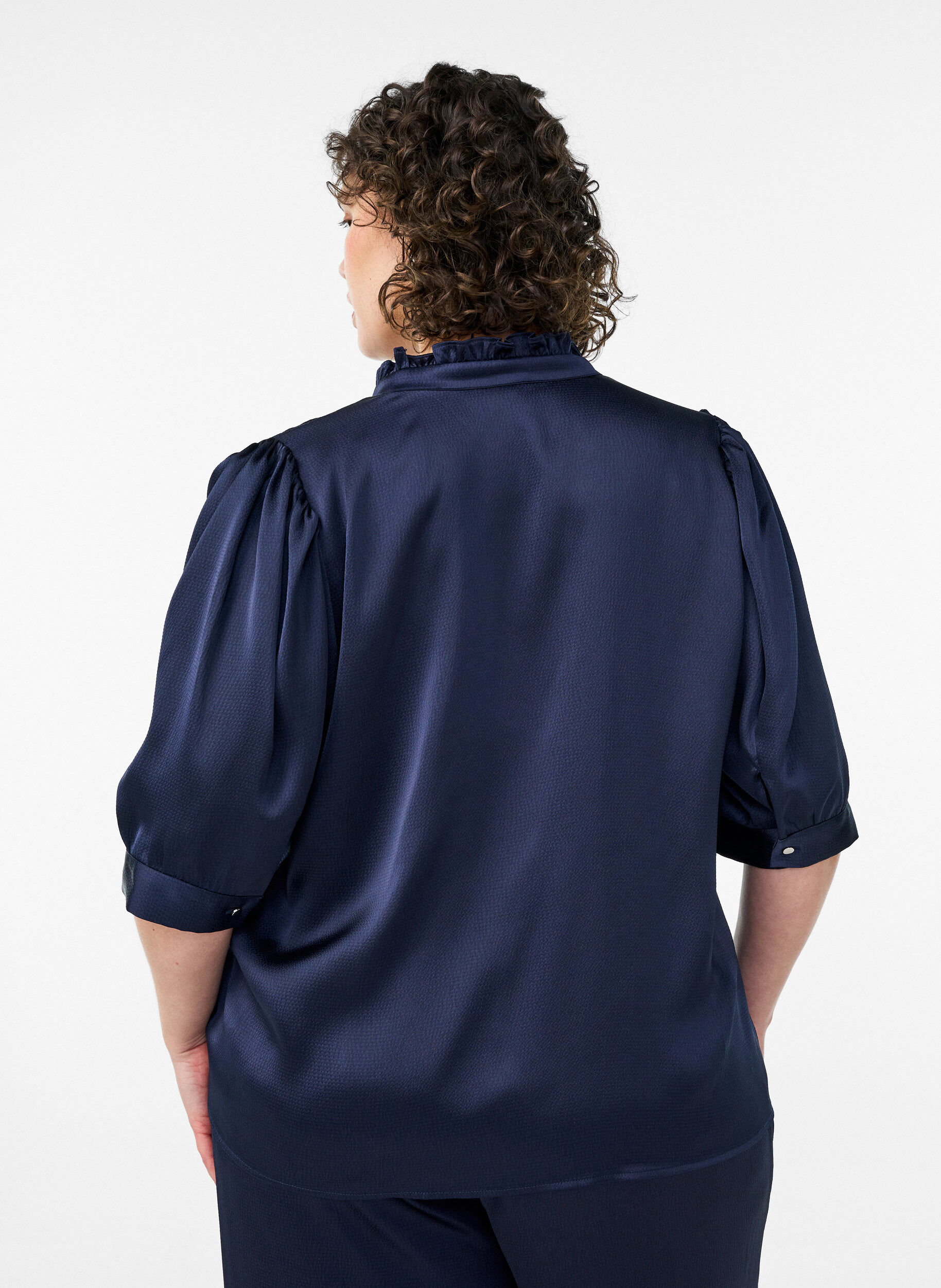 ZizziBluse med satenglook, 1/2-ermer og volangkrage, Bl&aring;, Model image number 2