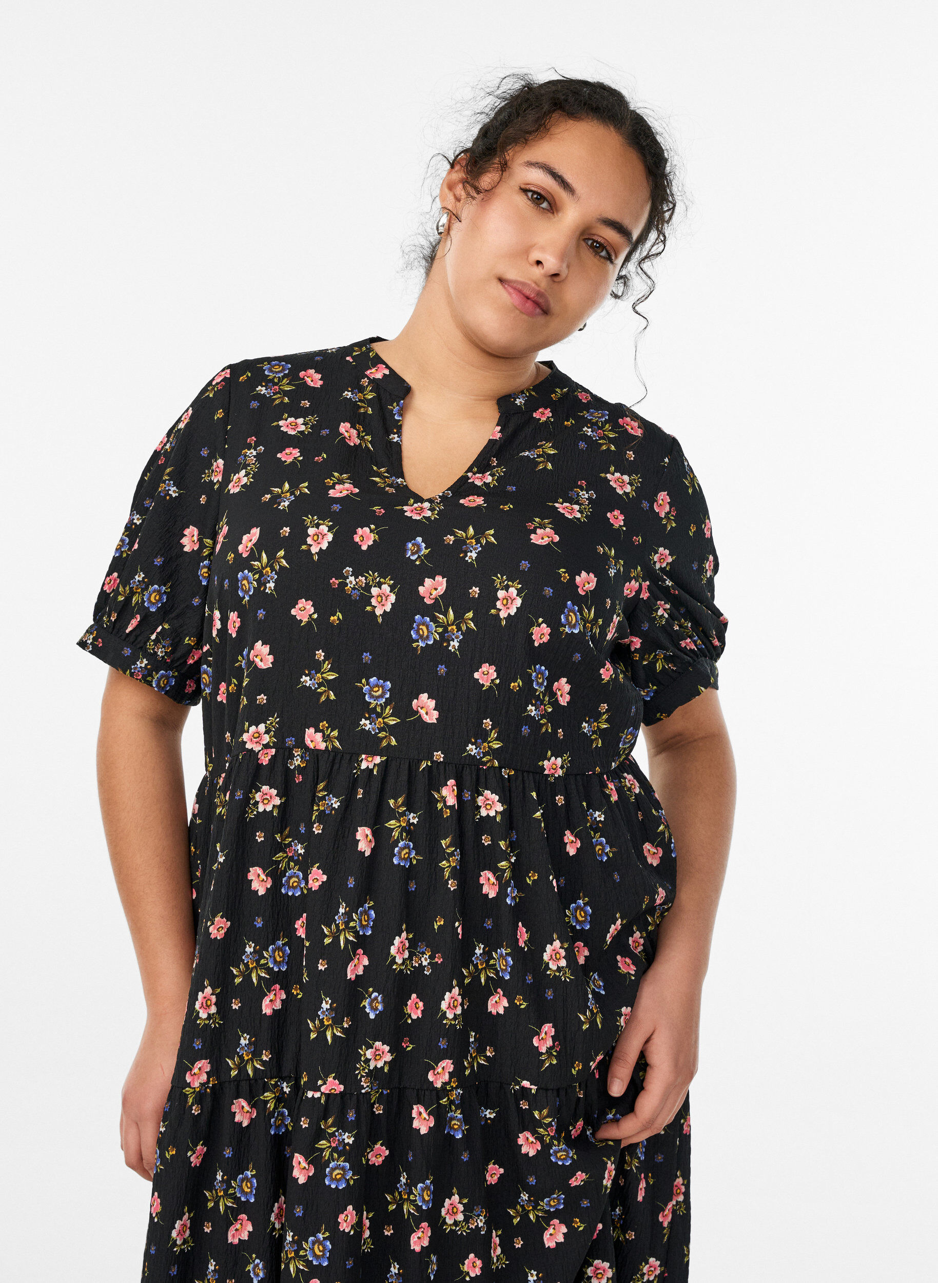 ZizziAnkellang kjole med korte ermer og lagdelte volanger, Svart, Model image number 2