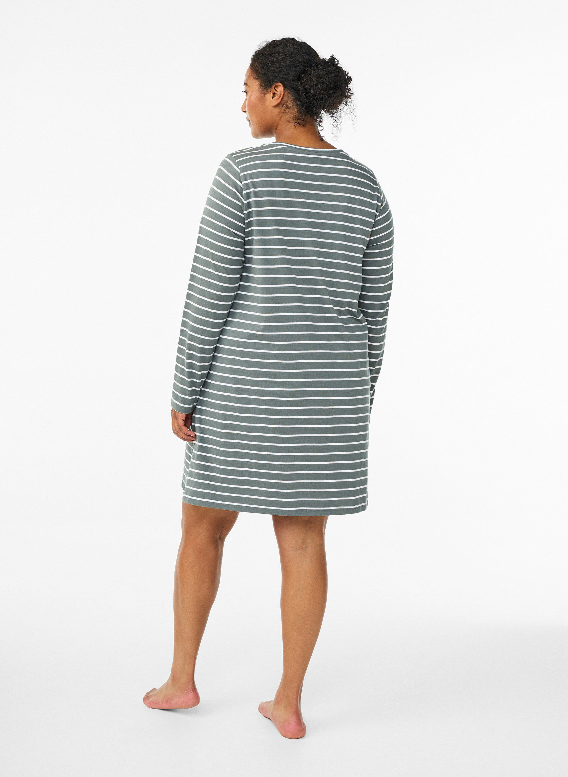 Zizzi Stripet nattkjole i &oslash;kologisk bomull, Gr&oslash;nn, Model image number 2