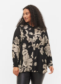 Blomstrete skjorte i viskose med volanger, Black White AOP, Model