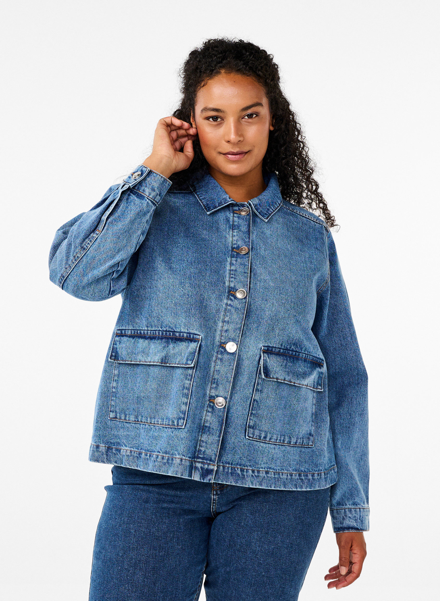 Zizzi Skjortejakke i denim med lommer, Blue Denim, Model image number 0