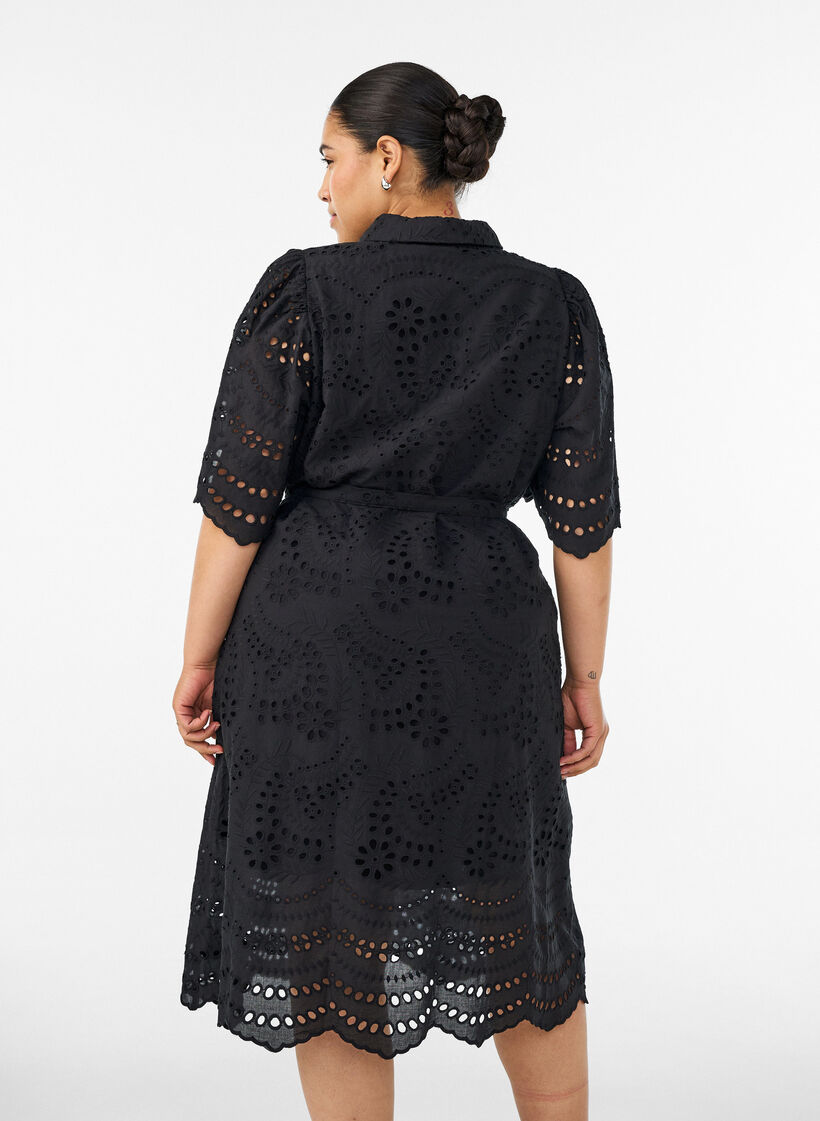 Skjortekjole i broderie anglaise med knytebelte, Svart, Model image number 2