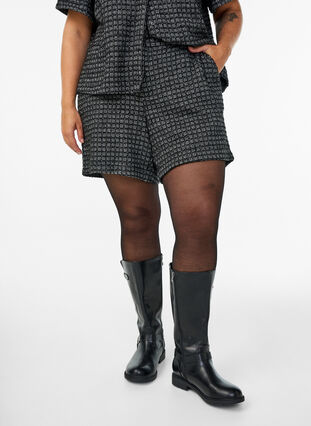 Zizzi Loose fit boucléshorts med lommer, Svart, Model image number 3