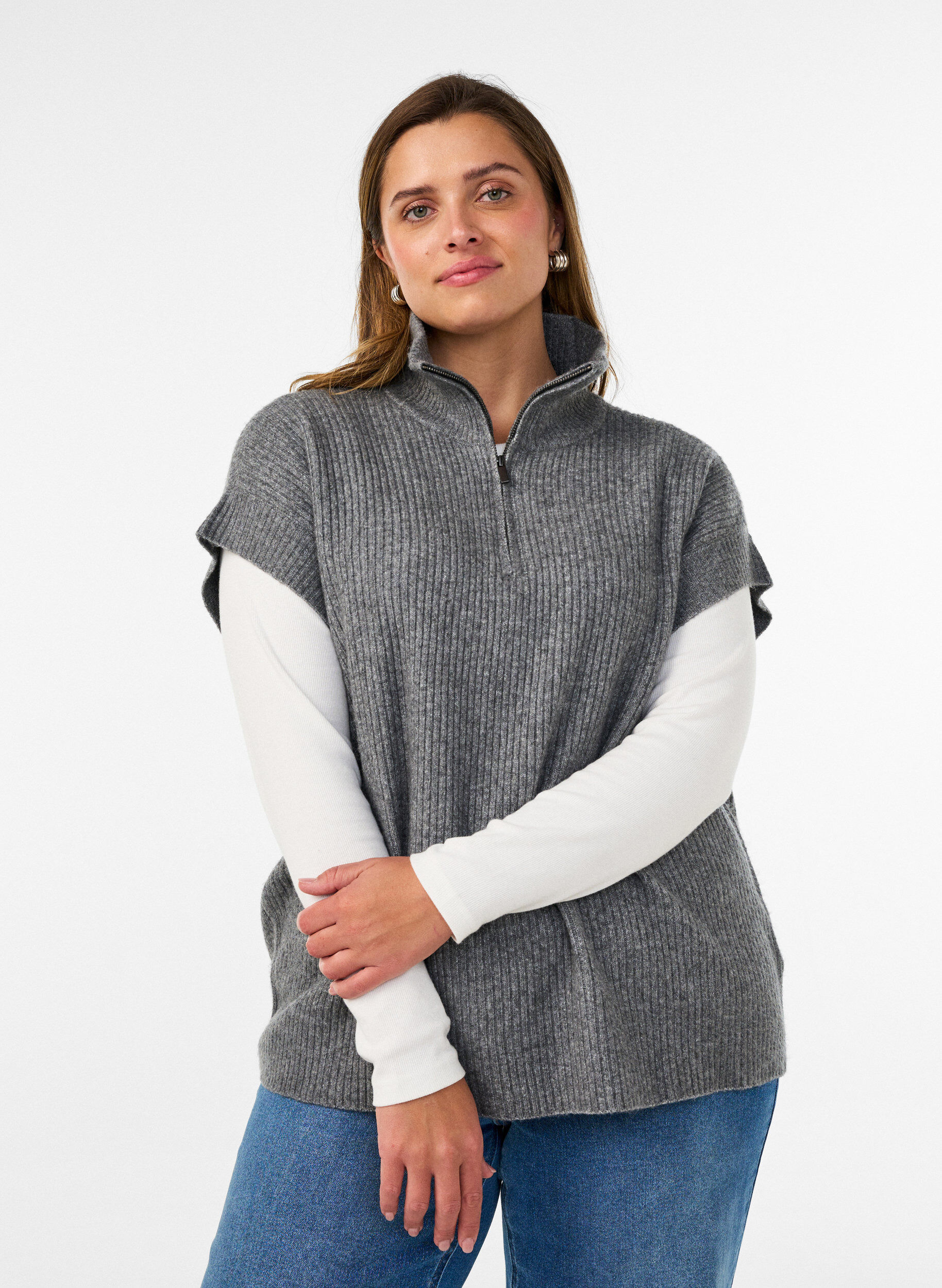 ZizziStrikket vest med h&oslash;y hals og kort glidel&aring;s, Gr&aring;, Model image number 0