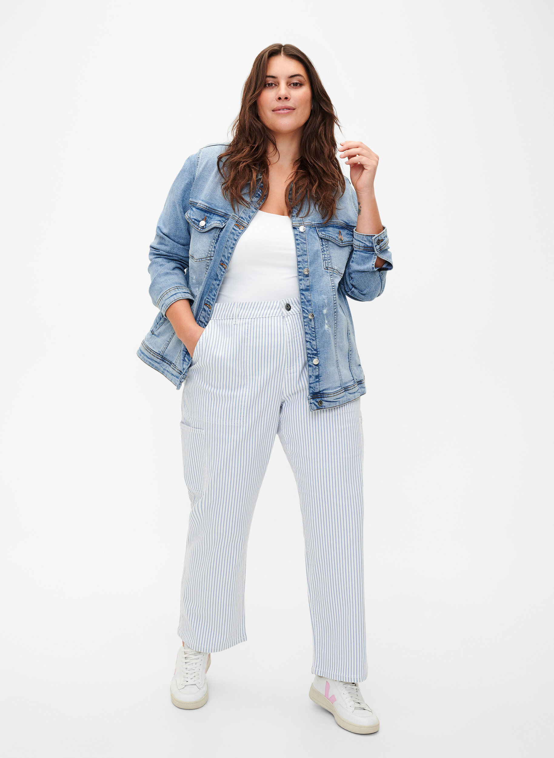 Zizzi Kort dongerijakke i bomull, Light blue denim, Model image number 2