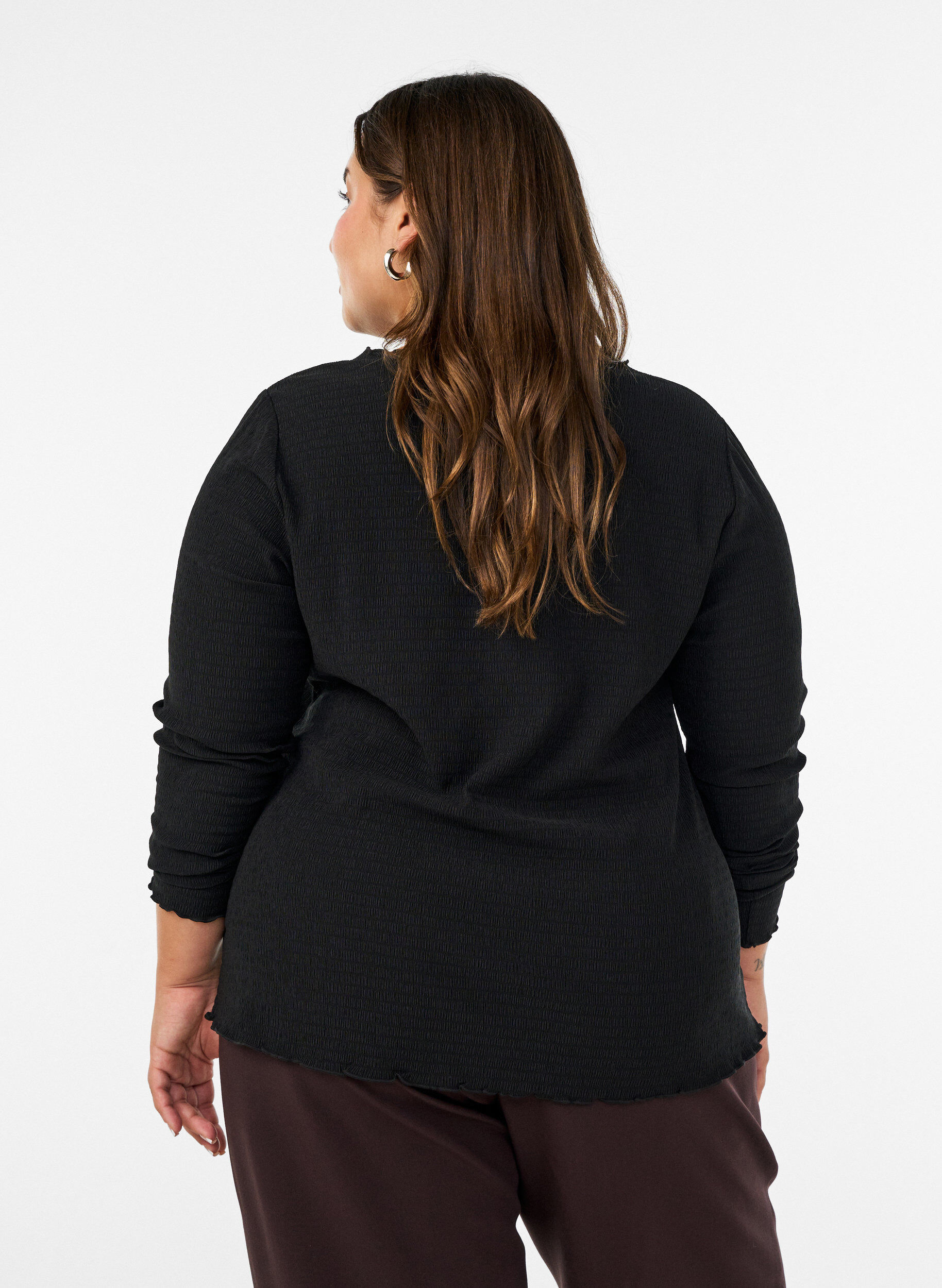 ZizziStrukturert bluse med b&oslash;lgede kanter, Svart, Model image number 2