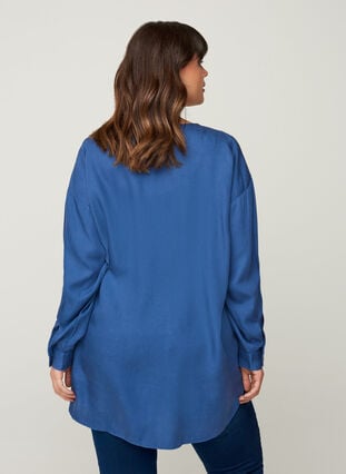 Skjorte i lyocell med v-hals, Blue denim, Model image number 1