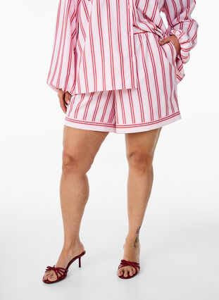Zizzi Løse shorts med striper og lommer, Rosa, Model image number 3