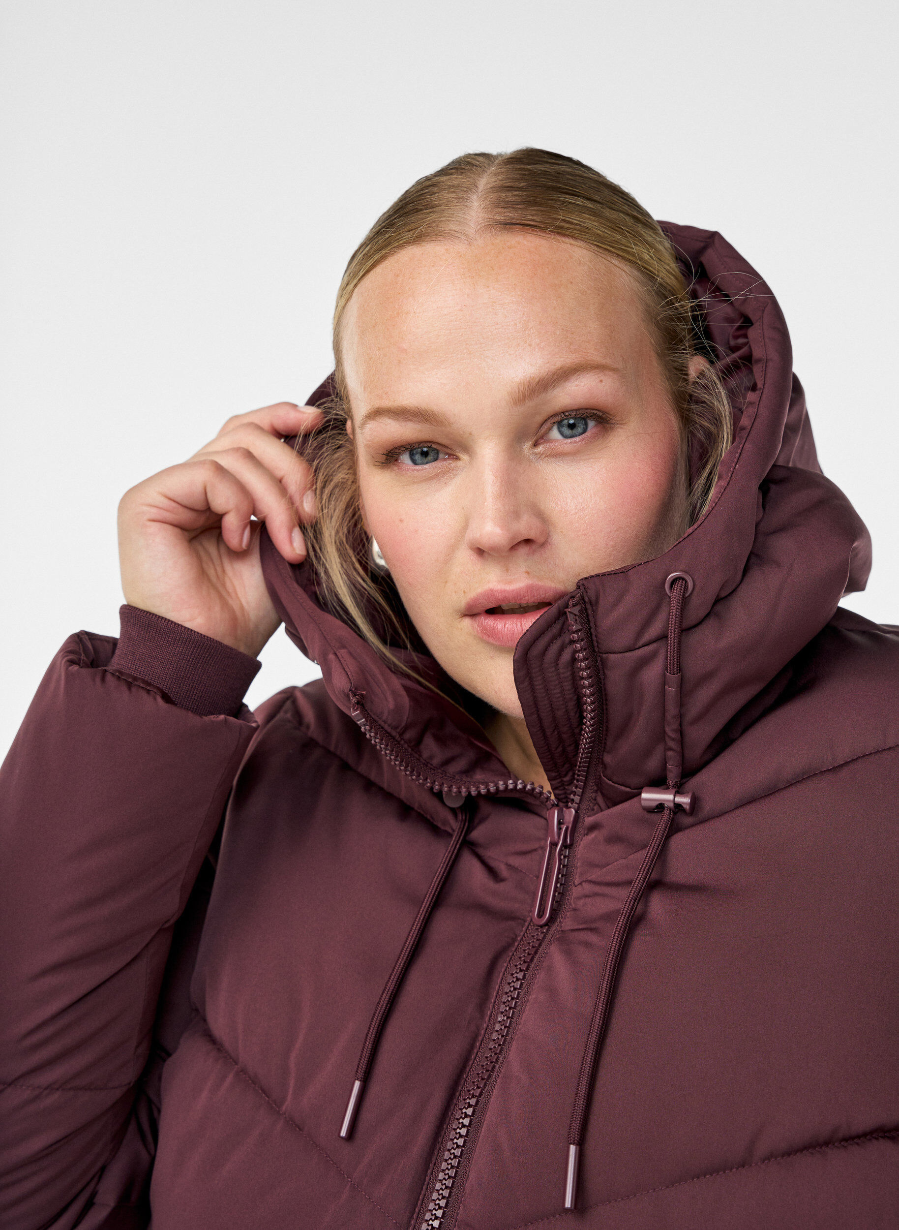 ZizziLang pufferjakke med hette og lommer, M&oslash;rk Bordeaux, Model image number 2