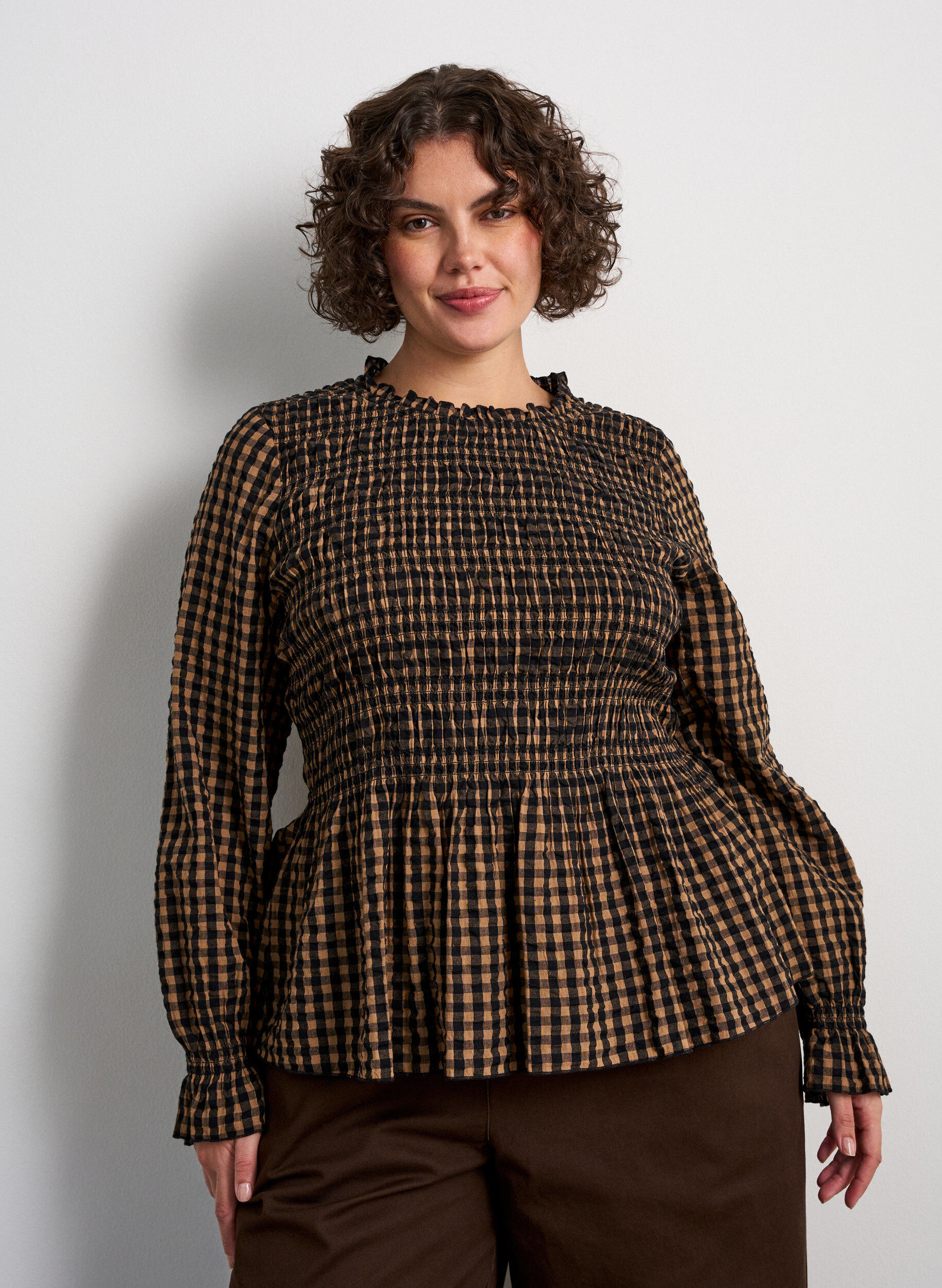 ZizziRutete bluse med smocking og peplum, Brun, Model image number 0