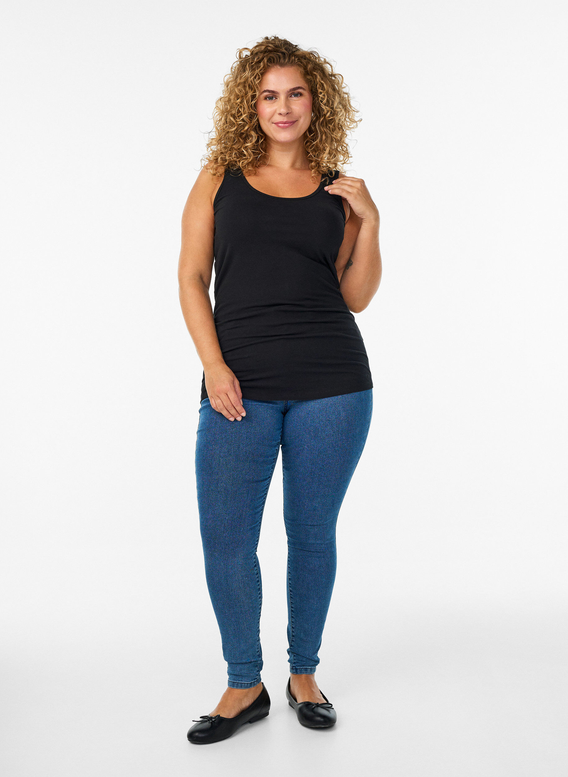ZizziEnsfarget basistopp i bomull, Svart, Model image number 1