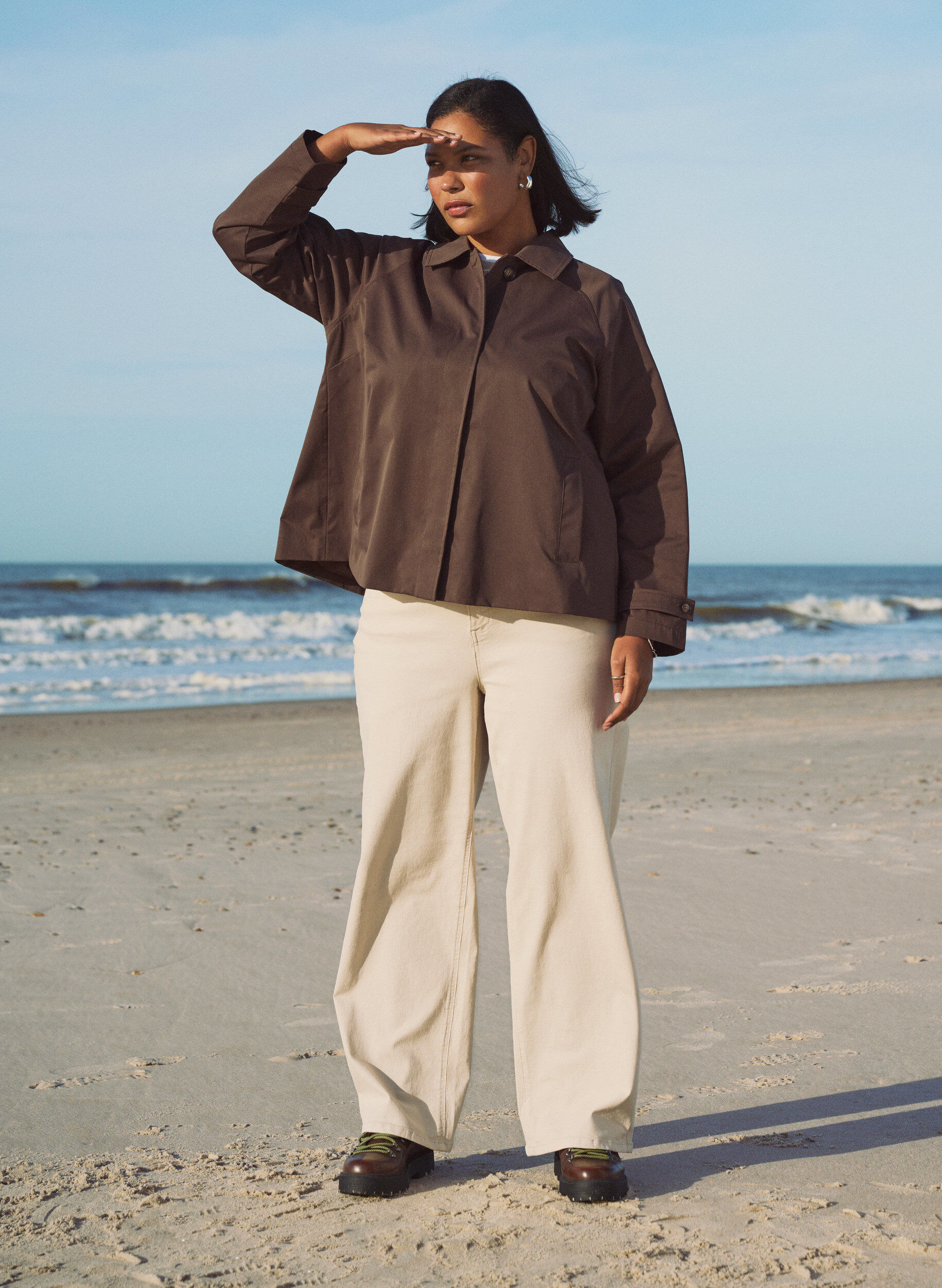 Zizzi Kort trenchcoat med krage og raglanermer, Brun, Image image number 0