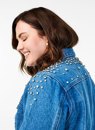 Zizzi Denimjakke med rhinesteiner, Blå, Model image number 3