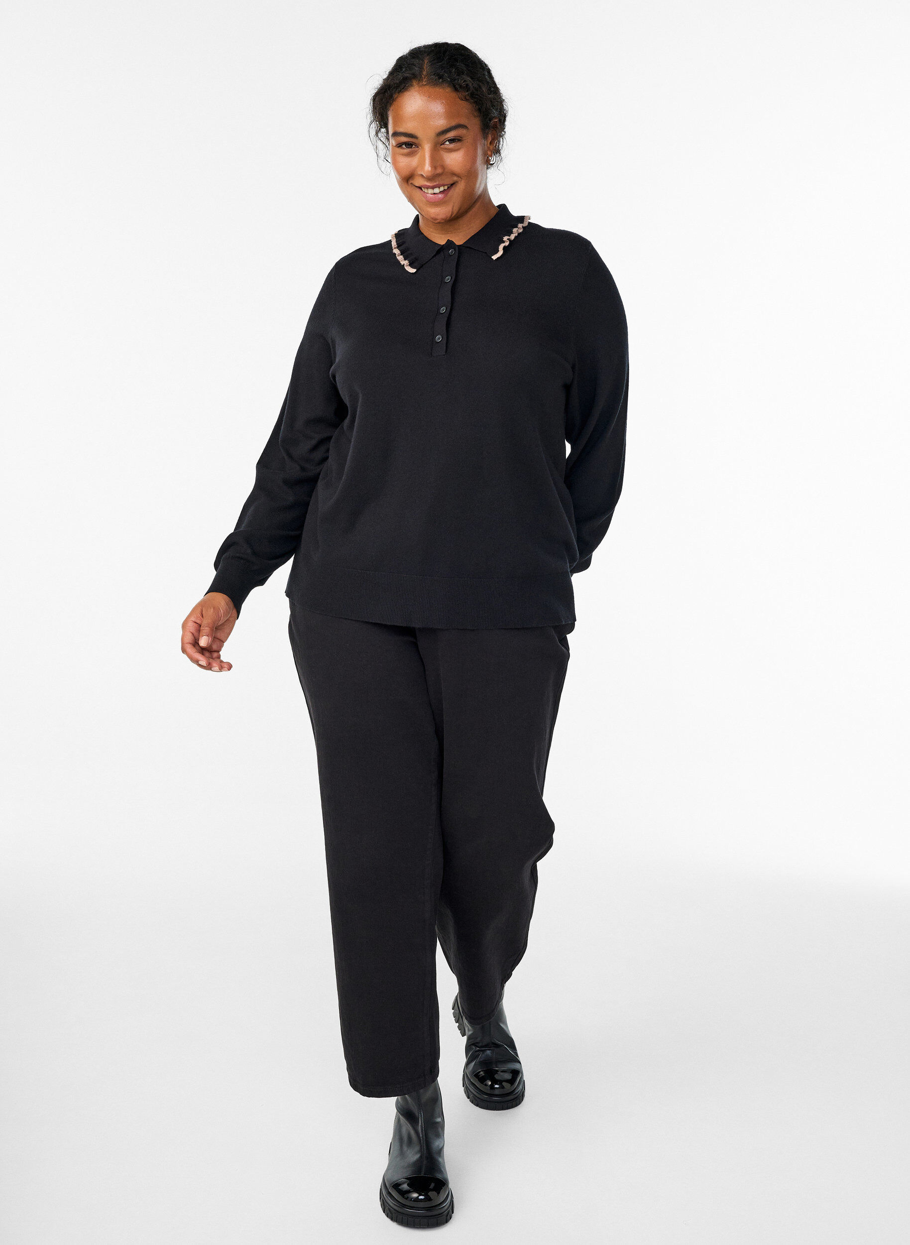 Zizzi Strikkebluse med kruset polokrage, Svart, Model image number 1