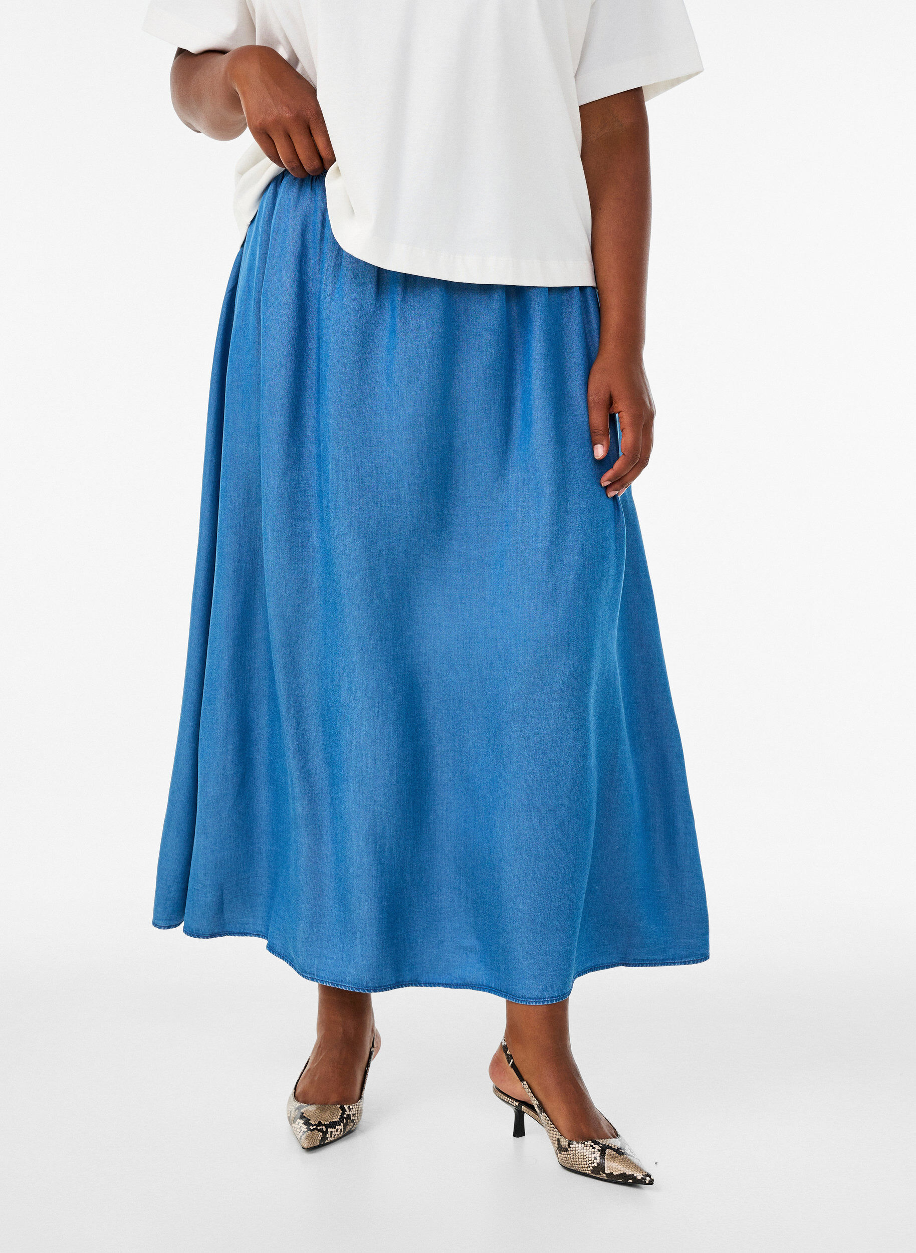 ZizziMaxiskj&oslash;rt med et plagg i denim i TENCEL&trade; Lyocell, Bl&aring;, Model image number 2
