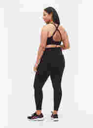 CORE, V-SHAPE DEFINE TIGHTS - Cropped treningstights med V-form bak, Black, Model