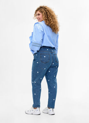 Mille mom-fit jeans med broderi, Light Blue Heart, Model image number 1