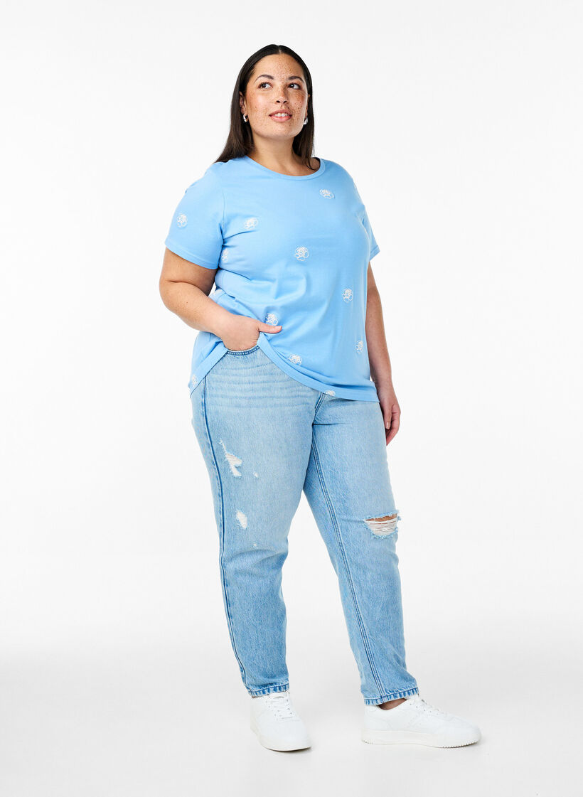 Mille Mom fit jeans med distressed detaljer, Light Blue Denim, Model